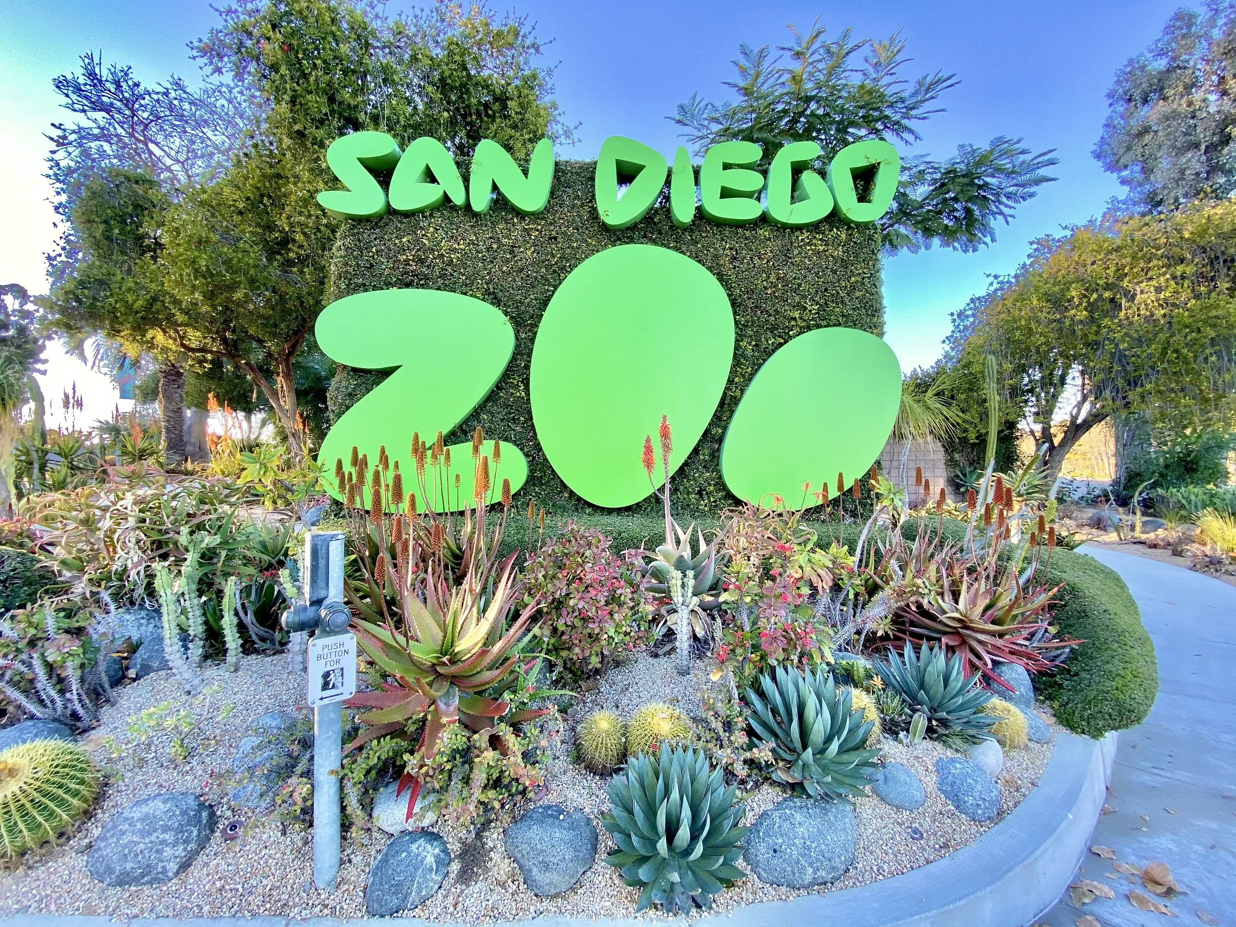 the-world-famous-san-diego-zoo-sign-with-diverse-p-2022-11-10-10-38-58-utc.jpg