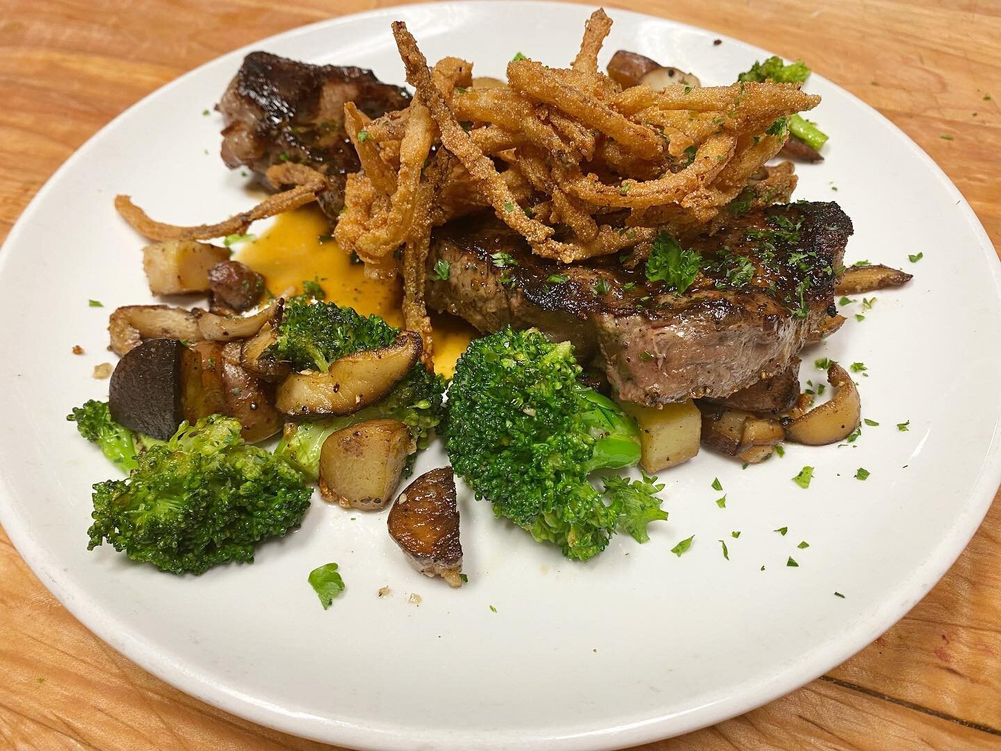 @bedientfarms NY strip steak, beef fat roasted heirloom potatoes, local shiitakes, broccoli and buttermilk onion rings. 

#localsonlybro #roc #rocfoodies