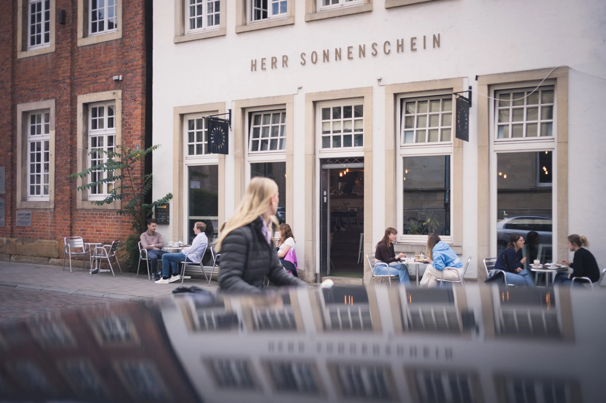Eine Außenaufnahme des Herr Sonnenschein Cafés in Münster, Deutschland.