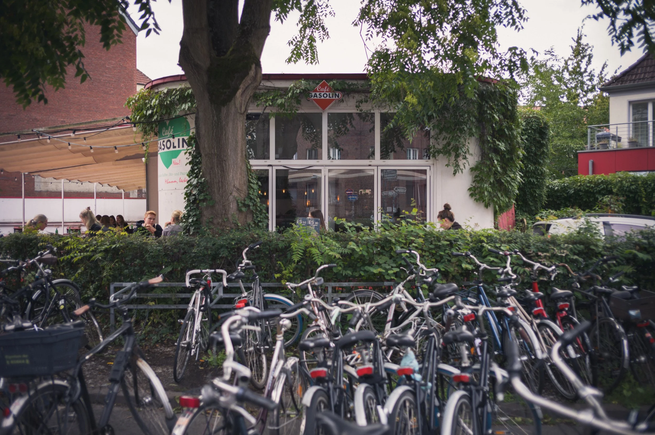 Eine Außenaufnahme des Café Gasoline in der Aegidiistraße in Münster, Deutschland.