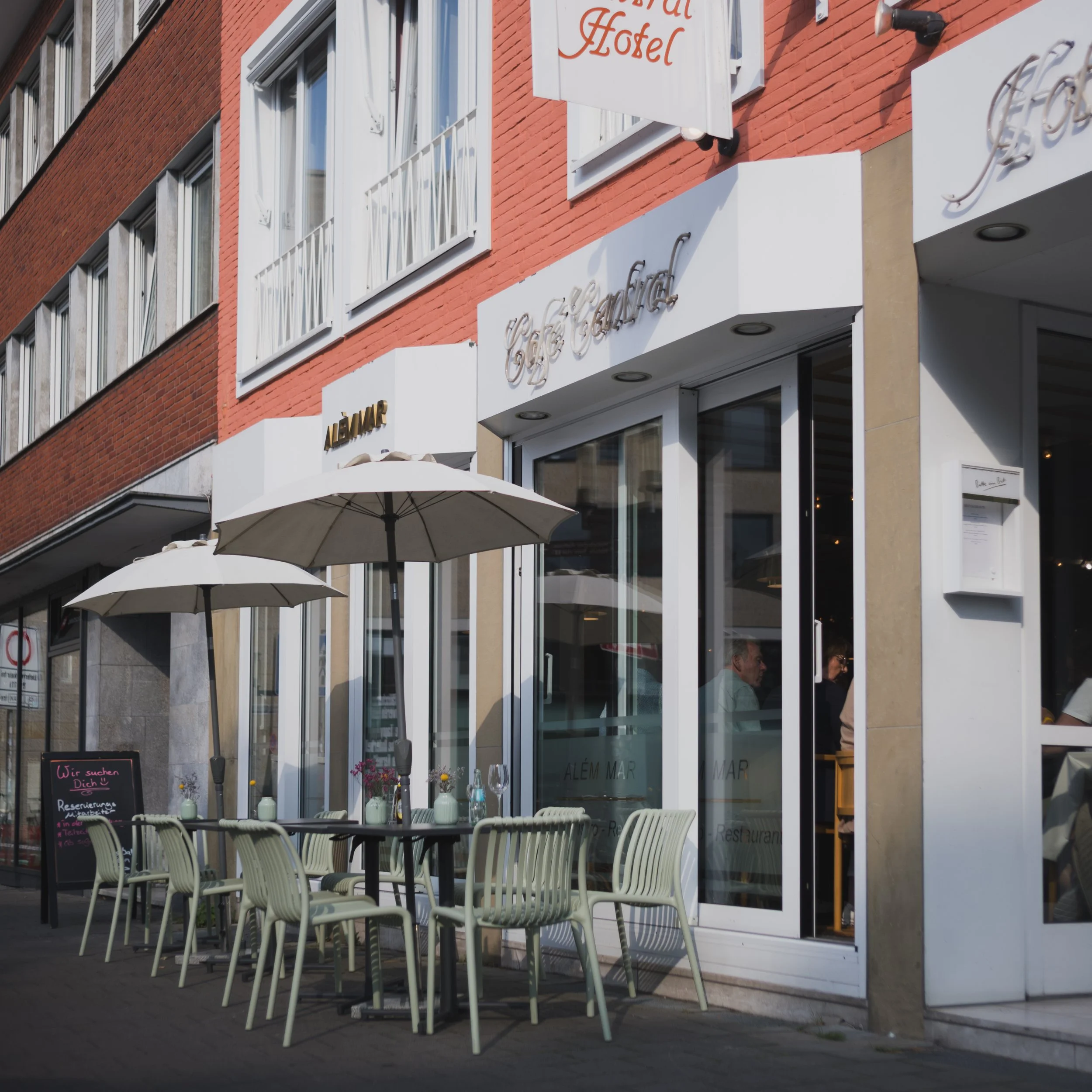 Eine Außenaufnahme des Restaurants Alem Mar im Central Hotel in Münster (Deutschland).