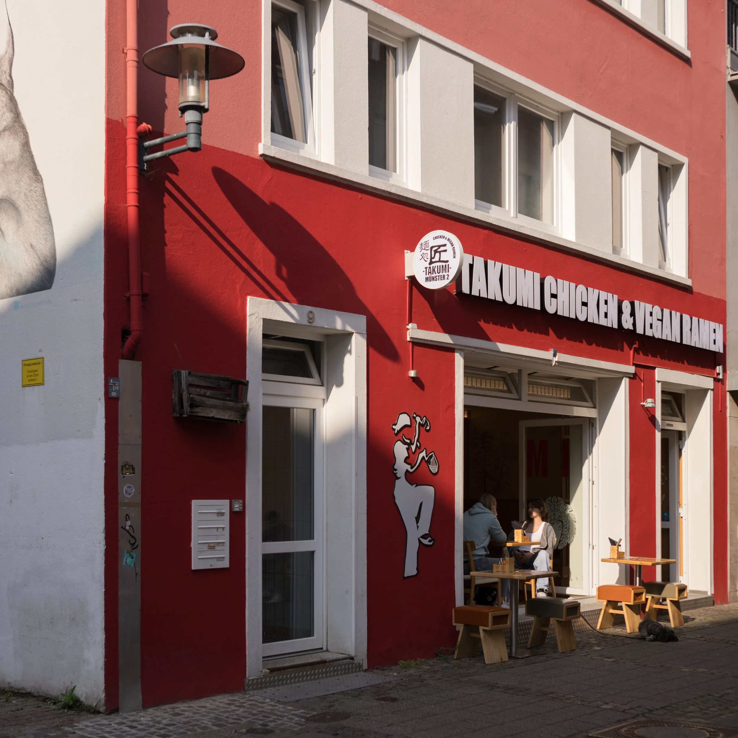Eine Außenaufnahme von Takumi Ramen in Münster, Deutschland.