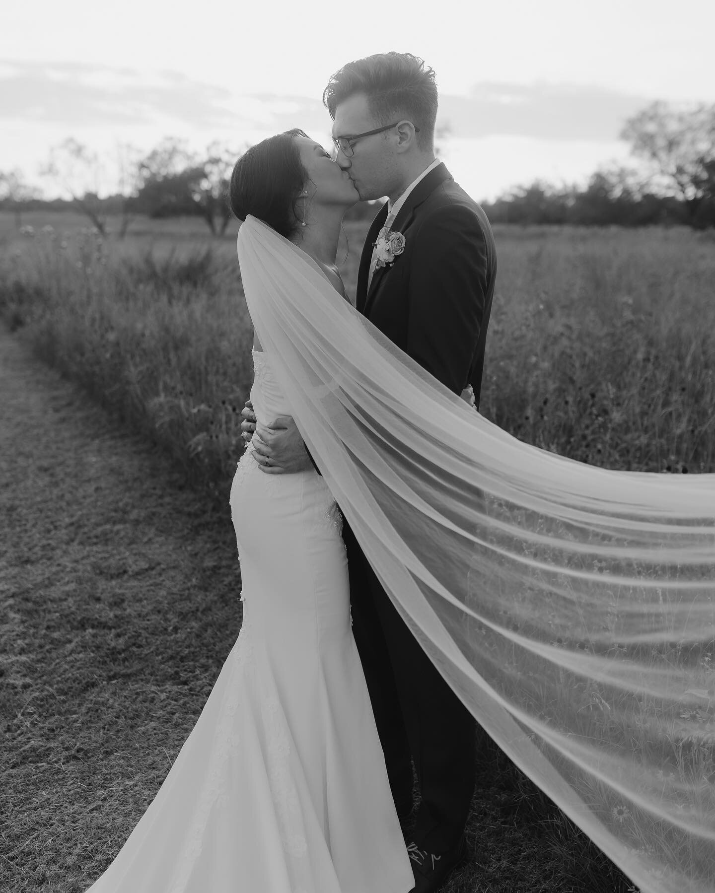 The Crumrines! ⛪️🥂🍾

What a perfect and sweet day it was celebrating Malee and Tyler. They are truly meant to be and their love is so tangible! An absolute honor to celebrate with y&rsquo;all! 🫶

#wacoweddingphotographer #wacoweddingphotography #w