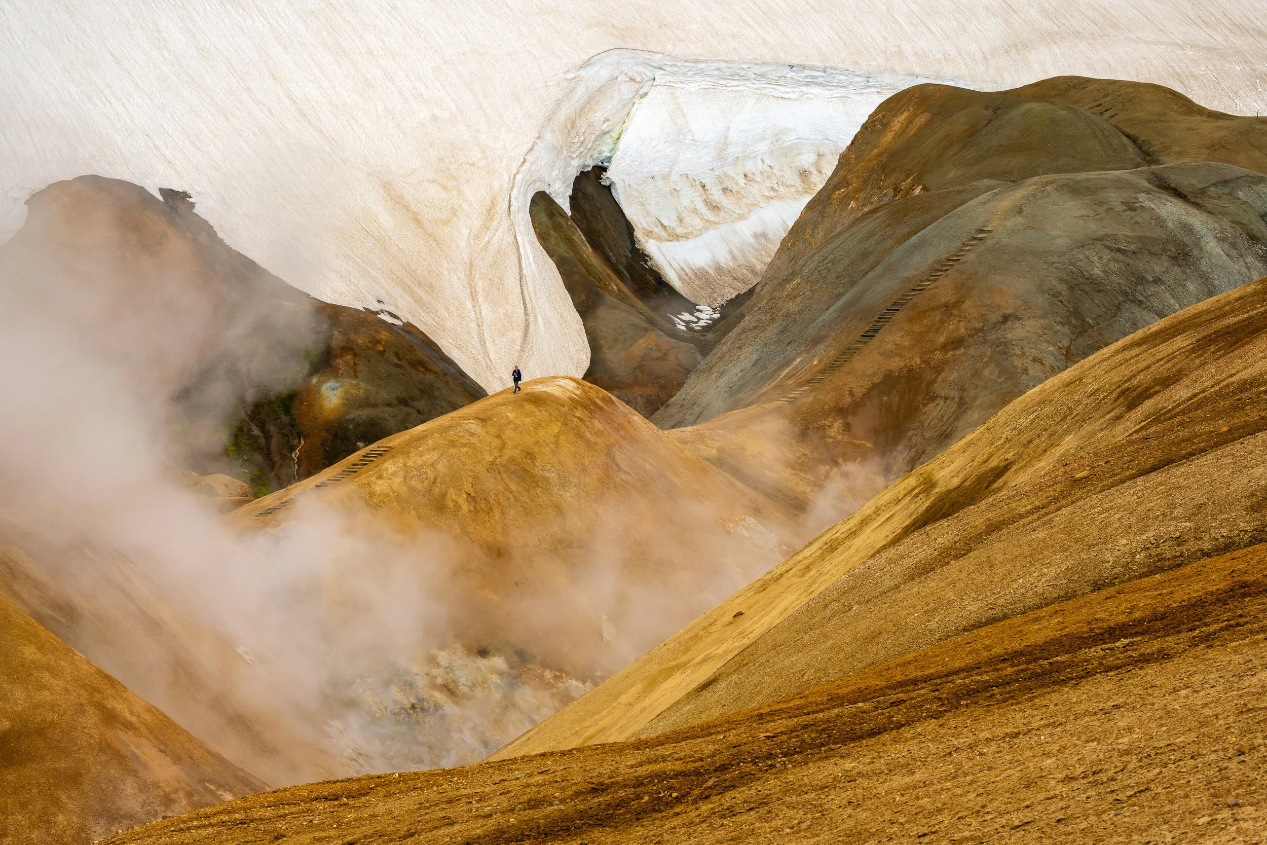 Détail de fumerolles et de dépôts de soufre jaune sur un sol volcanique chaud, site géothermique du Kerlingarfjoll.