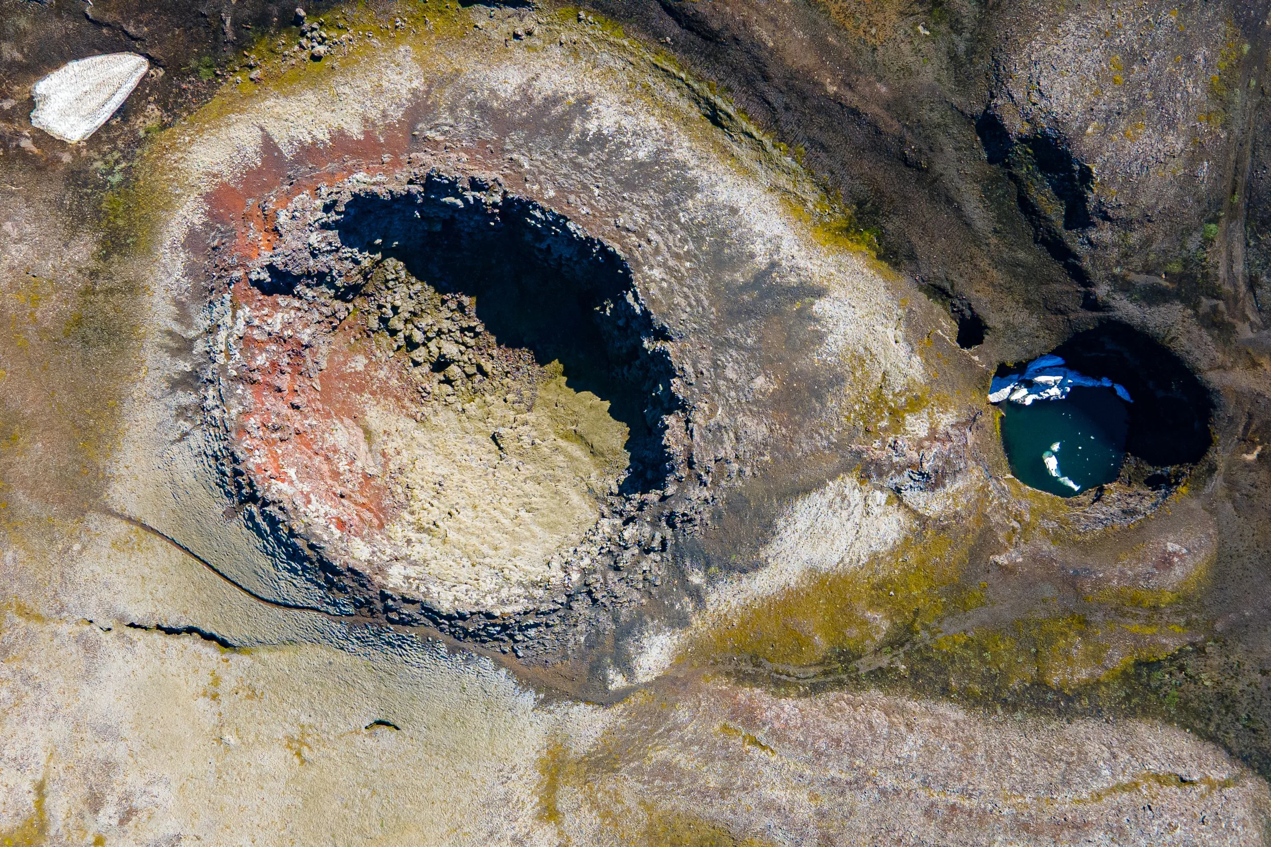 Vue aérienne verticale d'un cratère volcanique , textures géologiques et couleurs minérales.