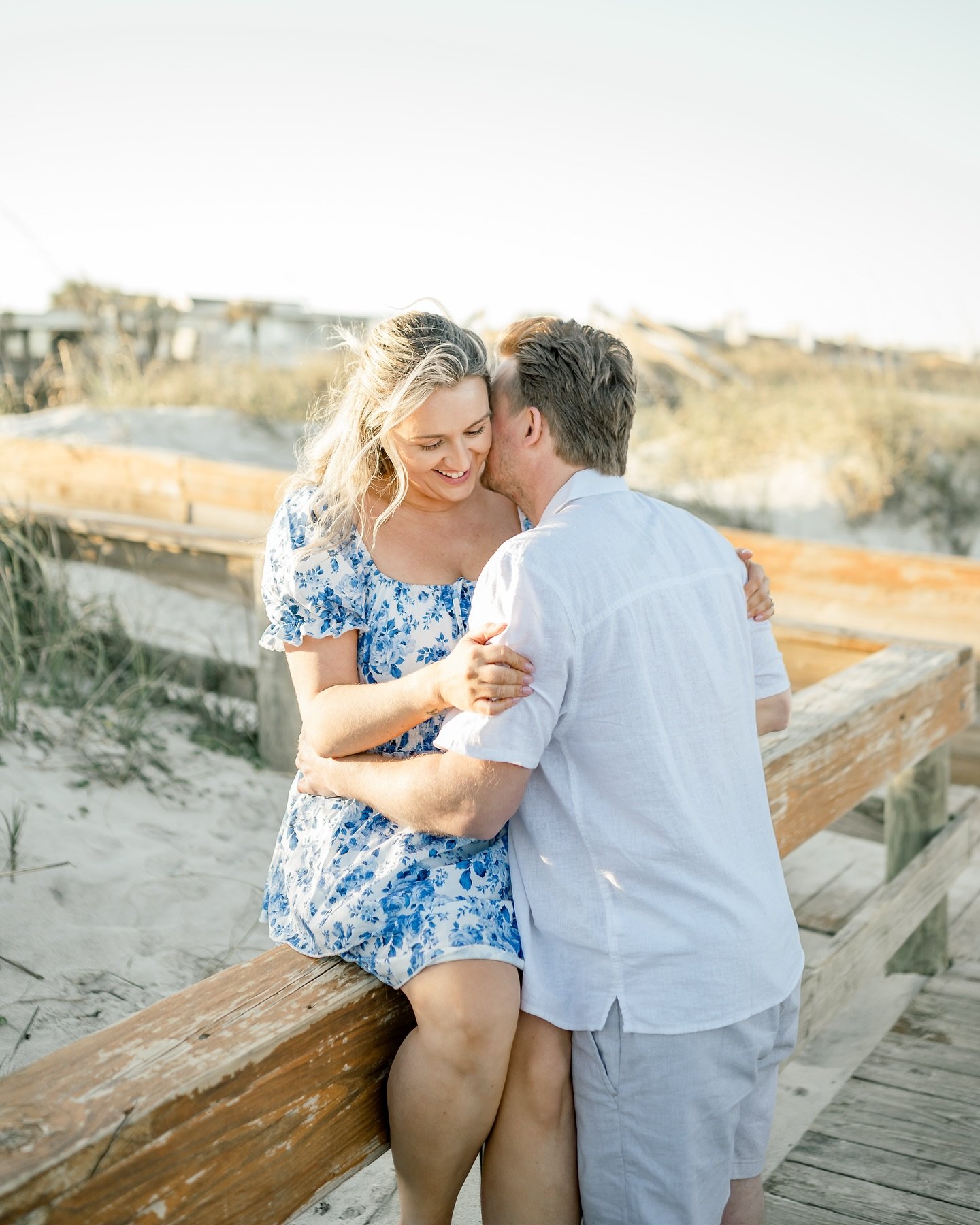 Beach sessions give you the type of photos that will always be timeless and they look sooo good framed in a house&mdash;matching the minimalist vibe🤍 

📣DM me for available dates! 

Jacksonville Beach Photography | Engagement Photographer Jacksonvi