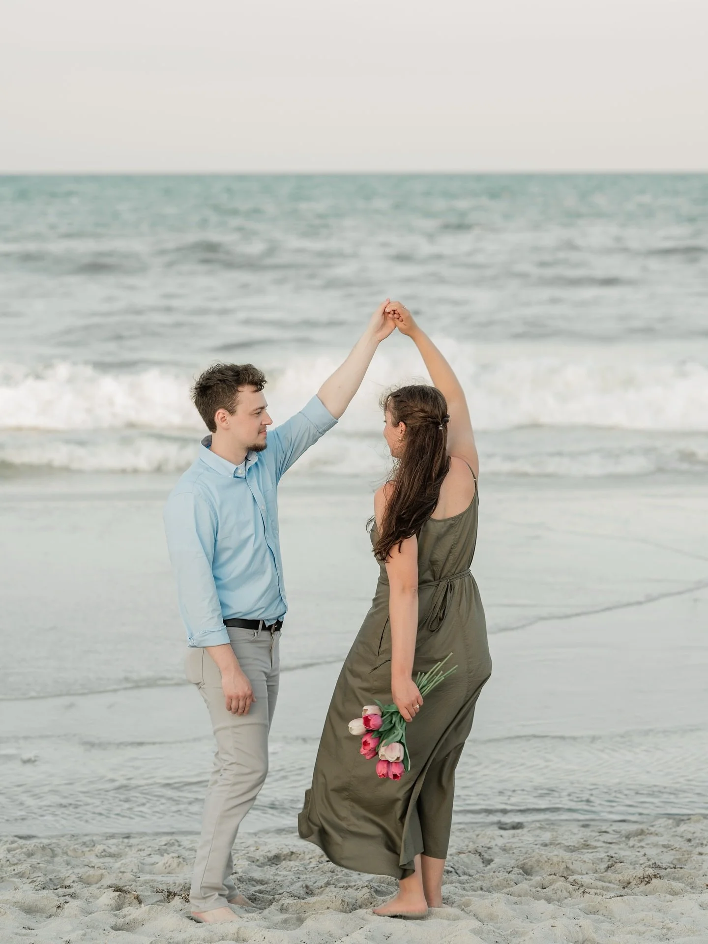 If you&rsquo;ve been meaning to get new photos before the holidays&hellip; this is your sign💌 

Send me a message to snag your spot before they&rsquo;re gone!

#jacksonvillebeachphotographer #jacksonvillephotographer