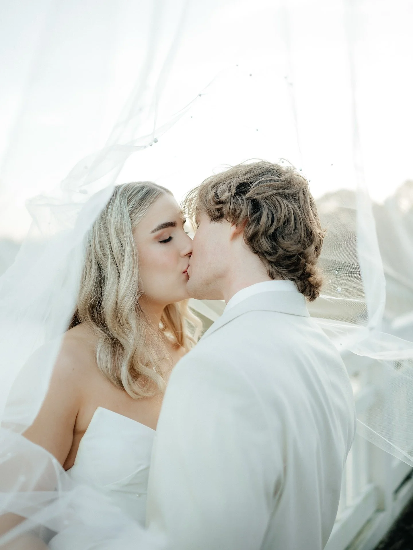 Never getting over this golden hour at St John&rsquo;s Golf &amp; Country Club🥰

This venue sits between Jacksonville &amp; St Augustine which gives it a good mix of elegance with a laid back feel! 

📍Capturing weddings in Jacksonville &amp; St Aug