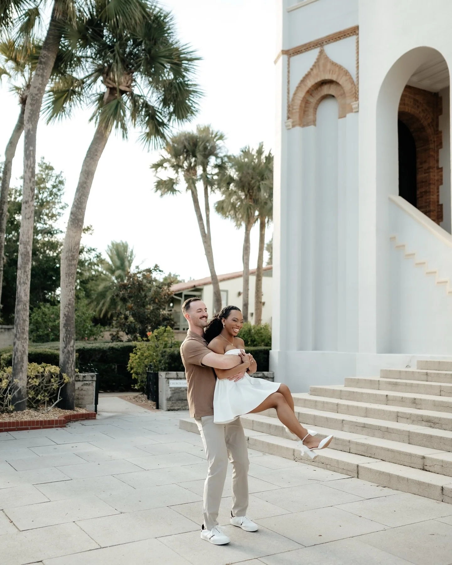 Downtown St. Augustine is such a vibe for engagement photos&hellip;and ugh that golden hour glow never misses 😍

I love sessions like this because it feels so natural. If you&rsquo;ve been dreaming of engagement photos that feel natural and actually