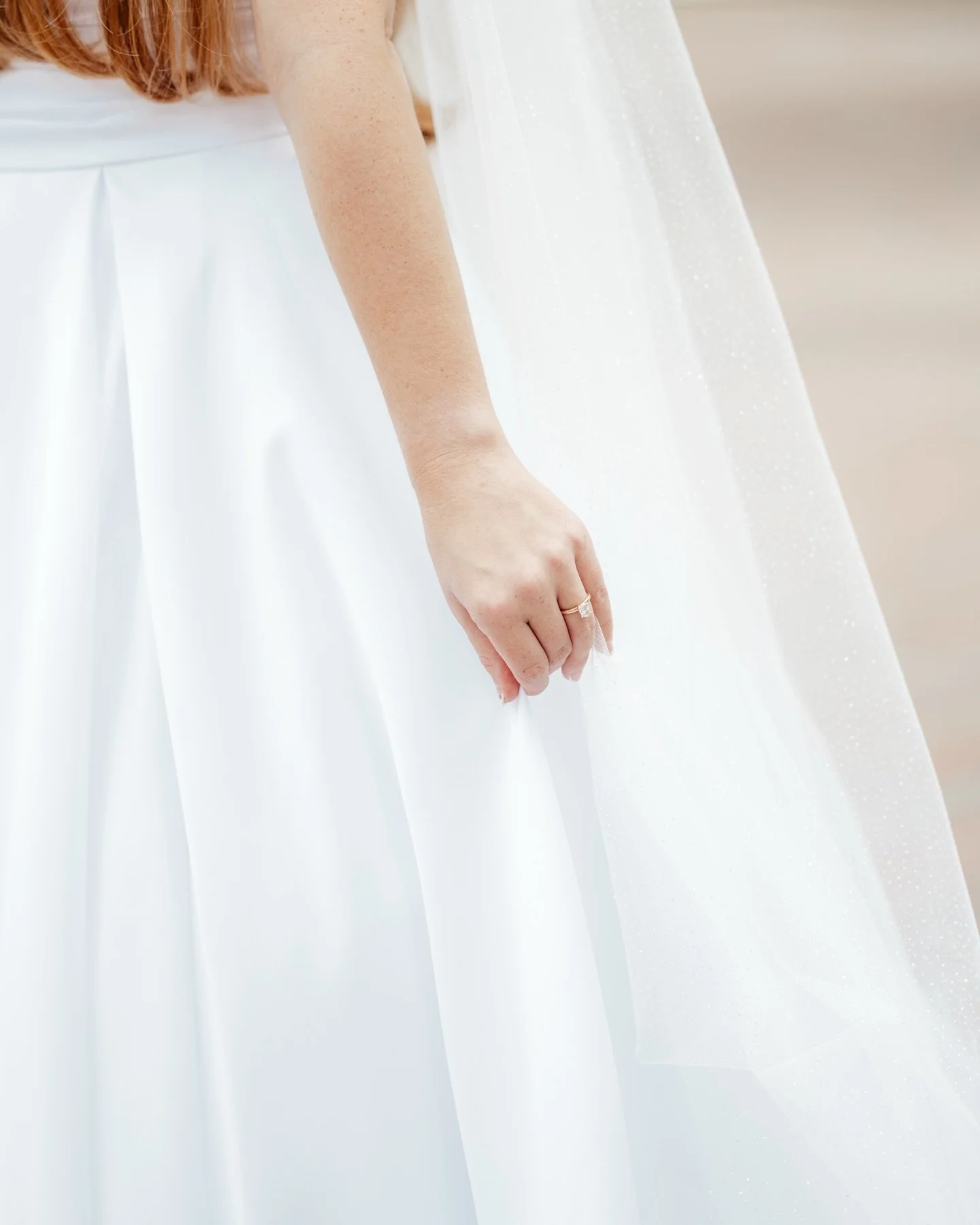 No feeling awkward for my brides!! I&rsquo;ll always guide you into natural flattering movement so you can relax and enjoy every second!! 

2026/27 brides - Link in bio to inquire💌

Jacksonville Wedding Photographer | Jacksonville Photographer | Jac