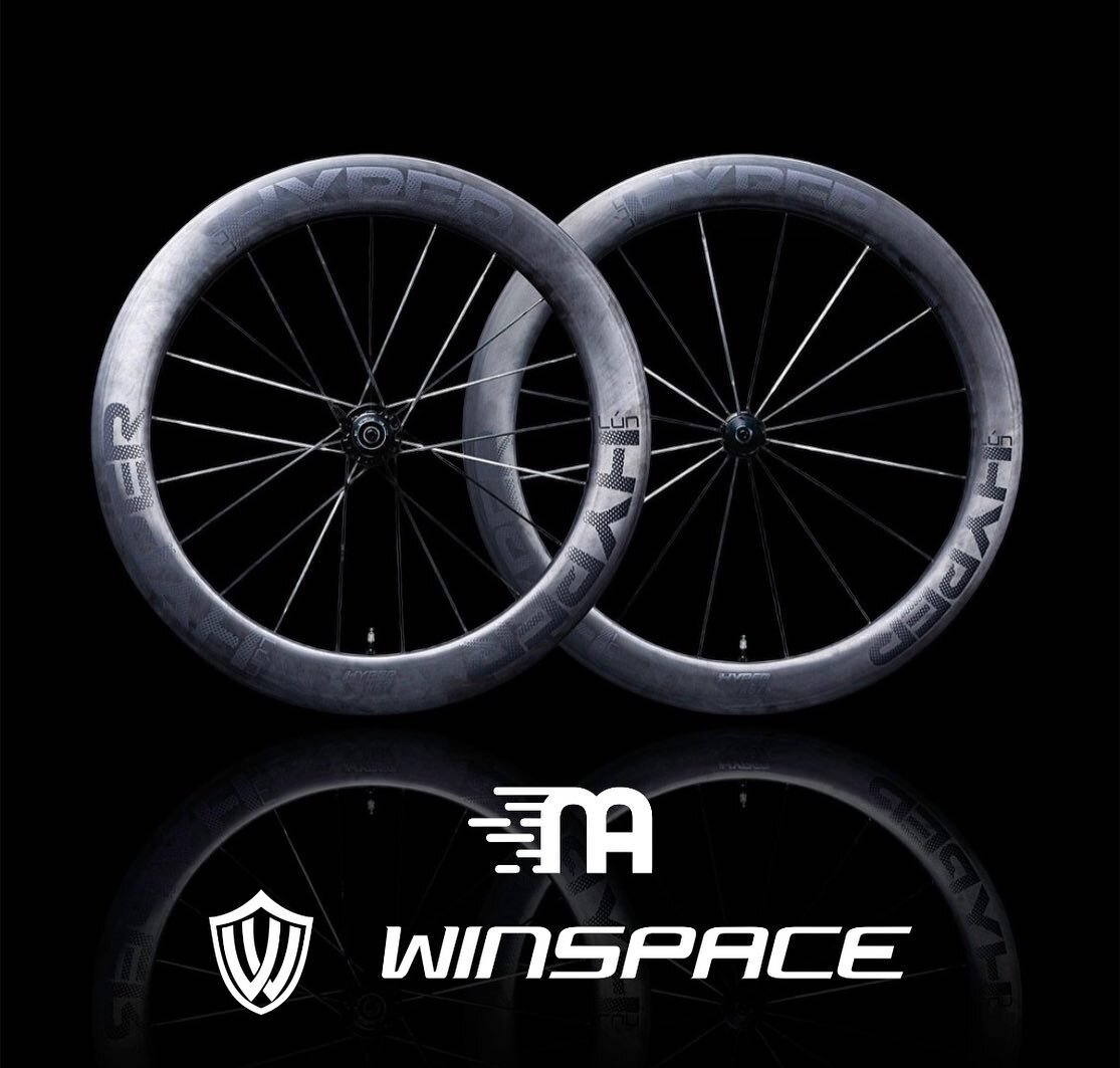 WINSPACE L&Uacute;N HYPER WHEELS

-Disc/ Rim Brake 
-33/ 45/ 67 models (Shallower front/ deeper rear) 
-Carbon replaceable spokes
-Ceramic hubs 
-Tubeless ready (Tubeless valves and tape pre installed)

33 model = 1267g

&euro;1200