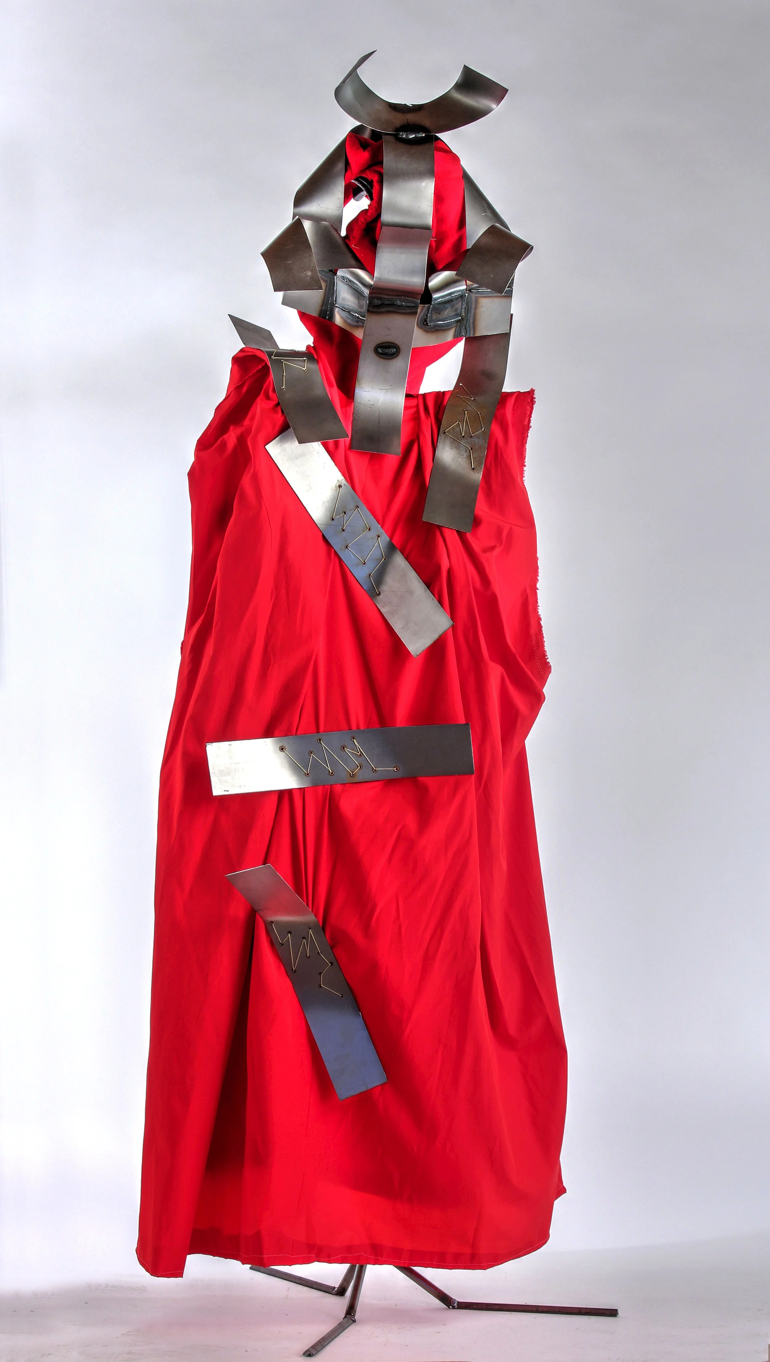 Jay Walker
2'6" x 6'6" x 2'6"
TIG-welded mild steel helmets, hand sewn fabric robes
2015