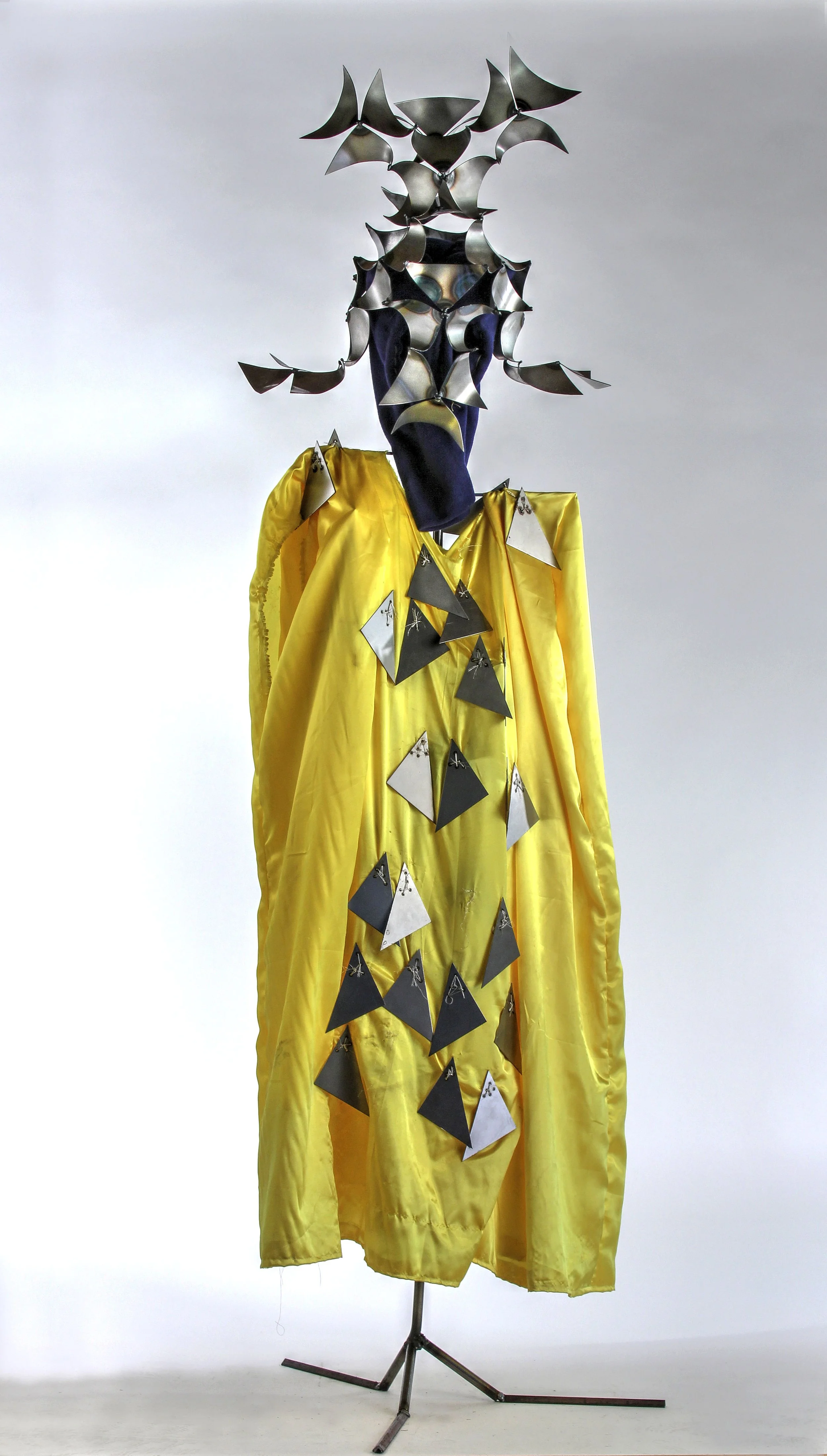 Freezes When Wet
2'6" x 6'6" x 2'6"
TIG-welded mild steel helmets, hand sewn fabric robes
2015