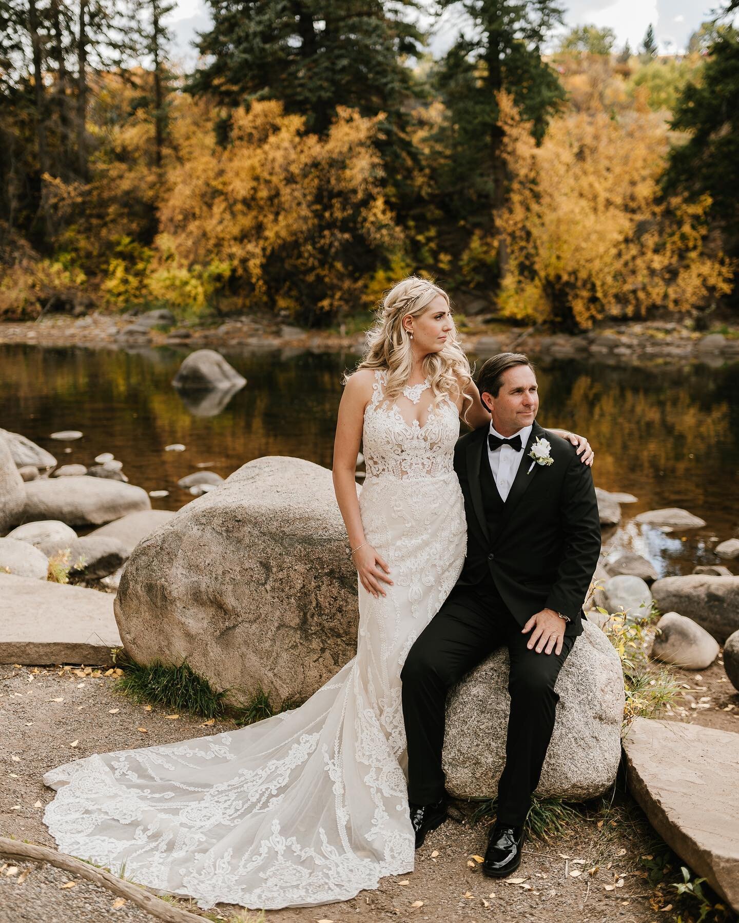 Fall, come baaaack! Mentally I&rsquo;m at the @westinriverfrontweddings on this majestic fall day. Don&rsquo;t get me wrong, I am so ready to be on my skis but like&hellip; can we just have one more moment?
.
.
.
.
Venue: @westinriverfrontweddings 
P