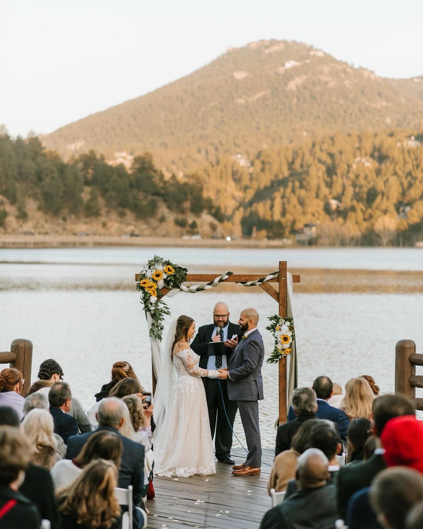 These blue hour ceremonies this time of year feel so wintery and cozy. I just love seeing the setting sunlight glow on the tops of the hills and trees, and everybody bundled up enjoying all the ceremony feels.
.
.
.
.
.
.
#cabinwedding #coloradoweddi