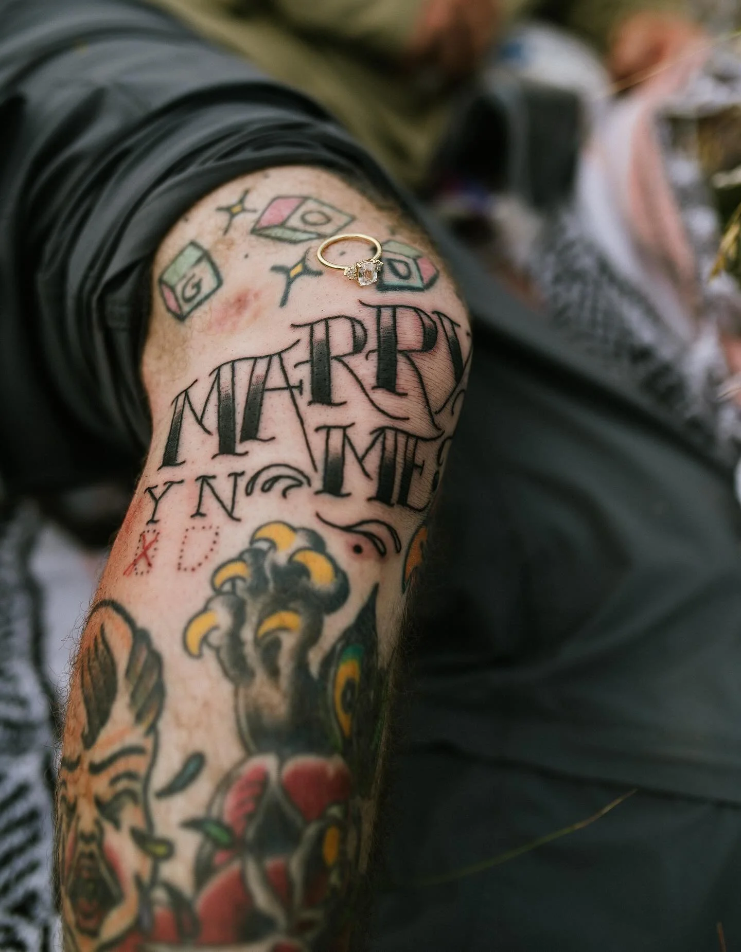 Bet you&rsquo;ve never seen someone tattoo their answer to a proposal before&hellip; because same! This one of a kind proposal deserves a spot on the grid. This was one of my fave summer days capturing people I deeply adore! 

PS @nam.naminson is my 
