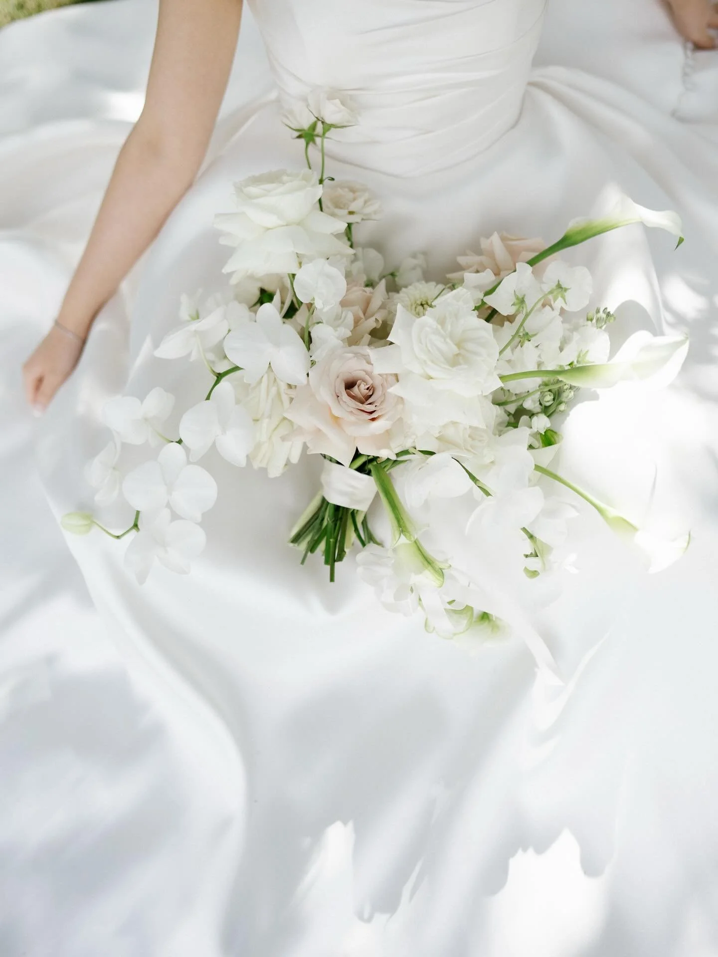 So here for these florals. Captured for @the.irisphotography 🤍

.
.
.
.
.
#weddingflorals #weddingdetailphotography #coloradoweddingphotographer #denverweddingphotographer  Colorado wedding photography.