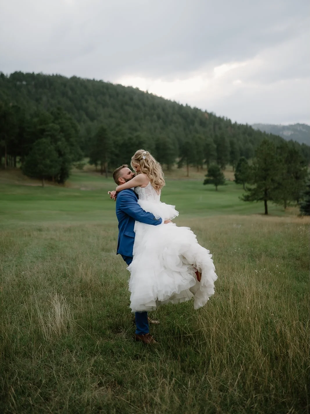 Sooo ready for summer nights and open fields. I can&rsquo;t stop reminiscing about Amy and Dan&rsquo;s wedding at Evergreen Lake House, the lake and mountain views and the fun loving, party-ready energy they brought from the moment I showed up to pho