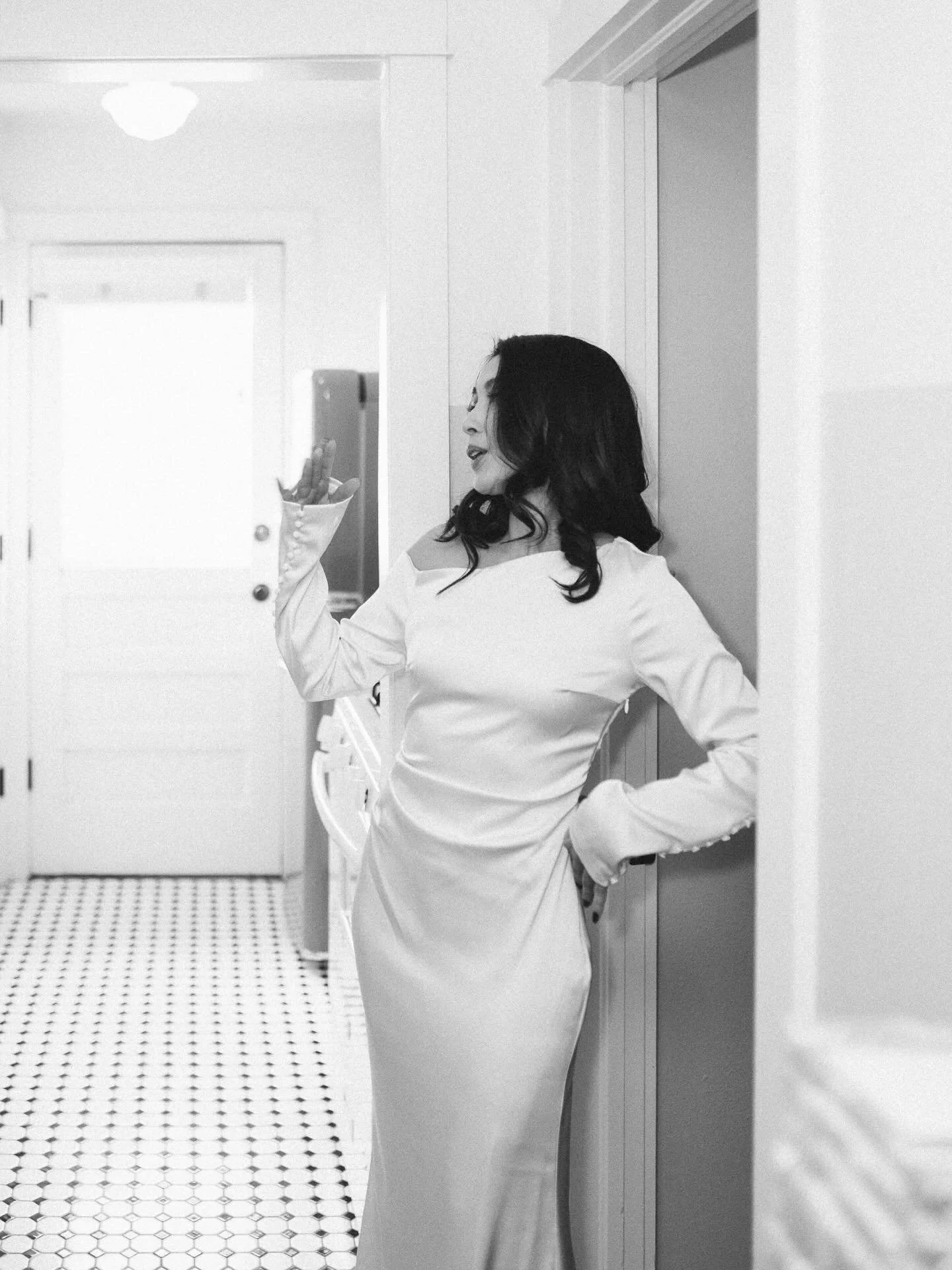 Getting ready moments with the ladies! The Chautauqua cabins have the best getting ready vibes that make it feel like you&rsquo;re getting ready in a cozy living room with unbeatable flatiron views. Renting these cabins for a Boulder wedding has summ