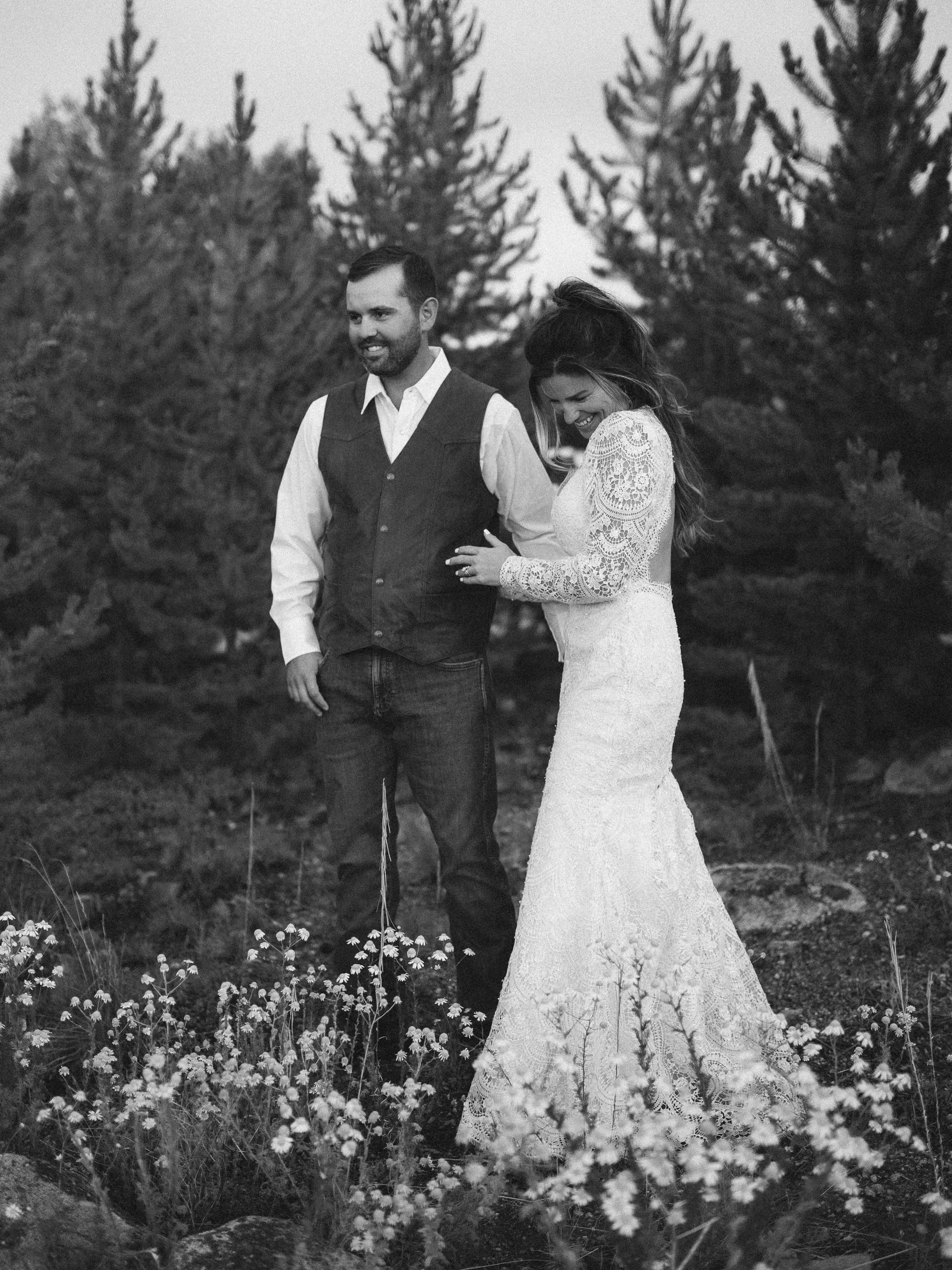 Goodbye summer! Feeling the changing of the seasons is always a little bittersweet and makes me reminisce on summer nights in the mountains celebrating lovely couples. Today I&rsquo;m reminiscing on this sweet day at grand lake lodge with these two, 