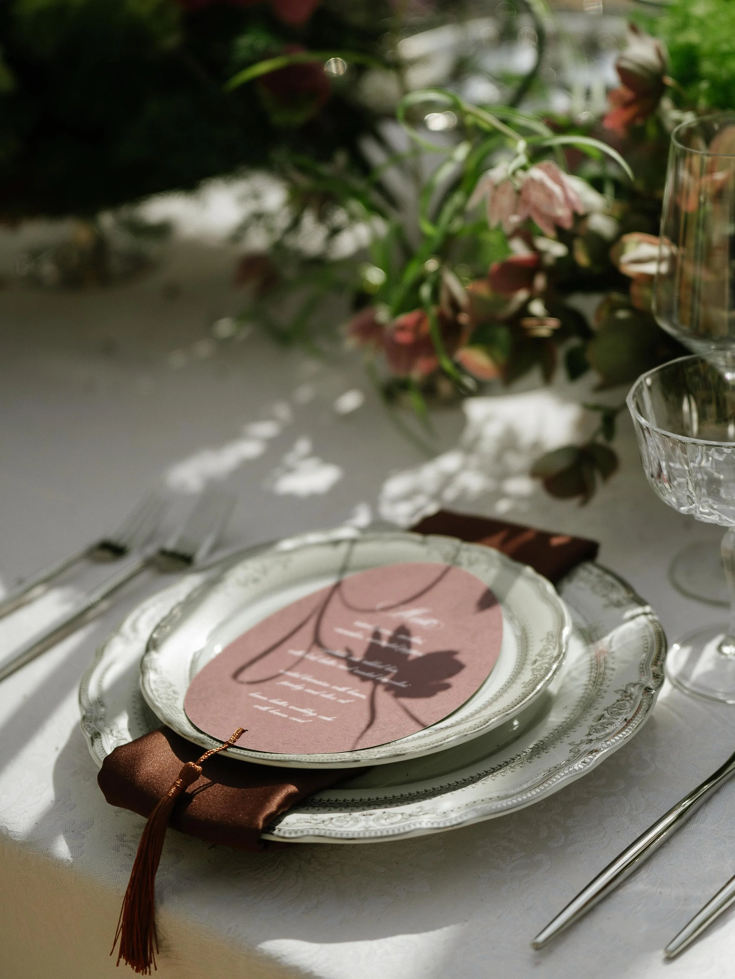 The table&hellip;and then some&hellip;

Reminiscing about this spring day at @granthumphreysmansion with an amazing and talented team 

Host/ lead photographer : @ashley_taylorphotography 
Planner: @whitepinedesigns.co 
Floral: @wanderingpoppyco
MUA: