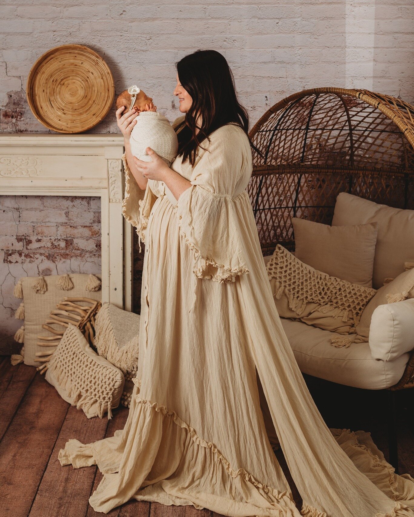 So many beautiful moms and babies in the studio lately! I absolutely love what I do! 
Dress by Chicaboo and is available for clients to use for their sessions. 
.
.
.
#jhullphotography #jhullclientcloset #chicaboo #studiosession #centralillinoisphoto