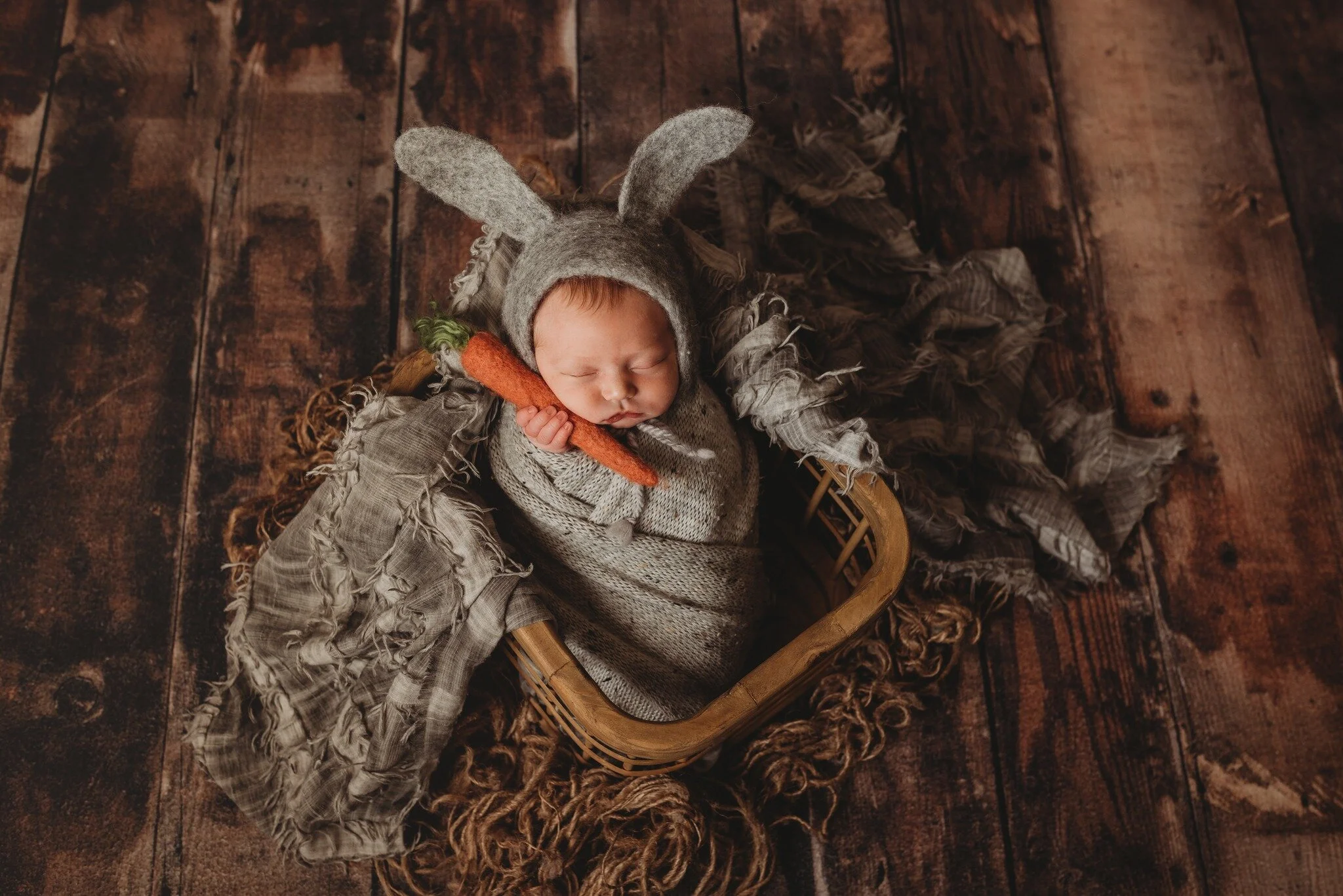 I just love spring newborn sessions! 
Happy Thursday! 
.
.
.
#jhullphotography #studiosession #easterminis #easterbunnyiscoming #easterbunnypicture #centralILphotographer #centralillinoisphotographer #studionewbornsession #pekinnewbornphotographer #s