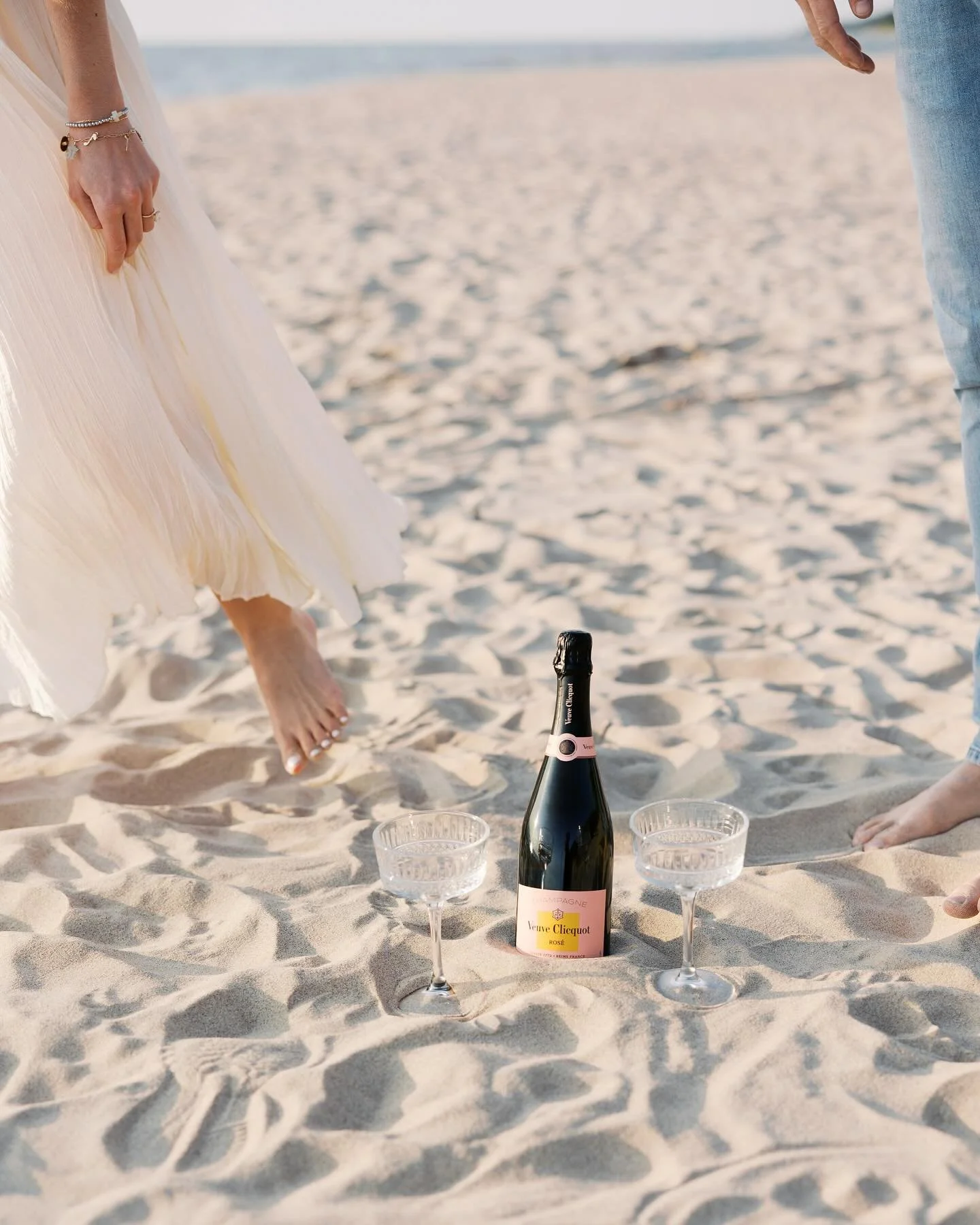 A little Veuve on the beach at sunset to toast spending the rest of your life together with your soulmate ~ 10/10 recommend 🥂🍾🌅🐚