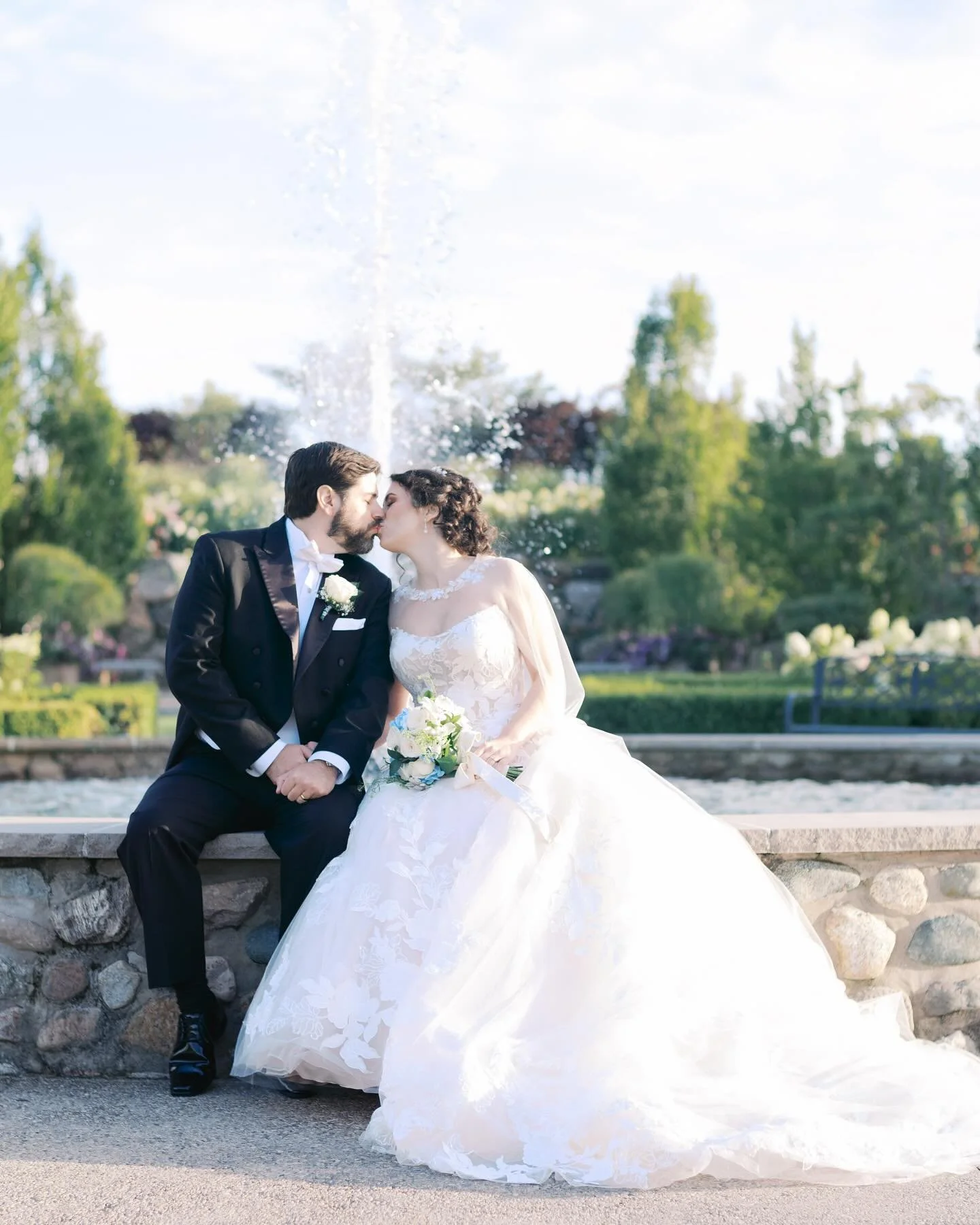 A moment of stillness in the hush of golden hour, we had the courtyard to ourselves as the light folded around us for these elegant portraits of B + M.

@castlefarms.weddings @rockydfilms