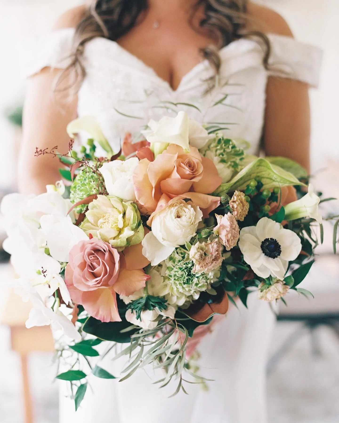 Autumnal weddings in upstate NY, yes please! 

A mixture of authentic, candid moments + heirloom portraits for H + M, to cherish for generations to come 🤍

all film, 120 &amp; 35mm