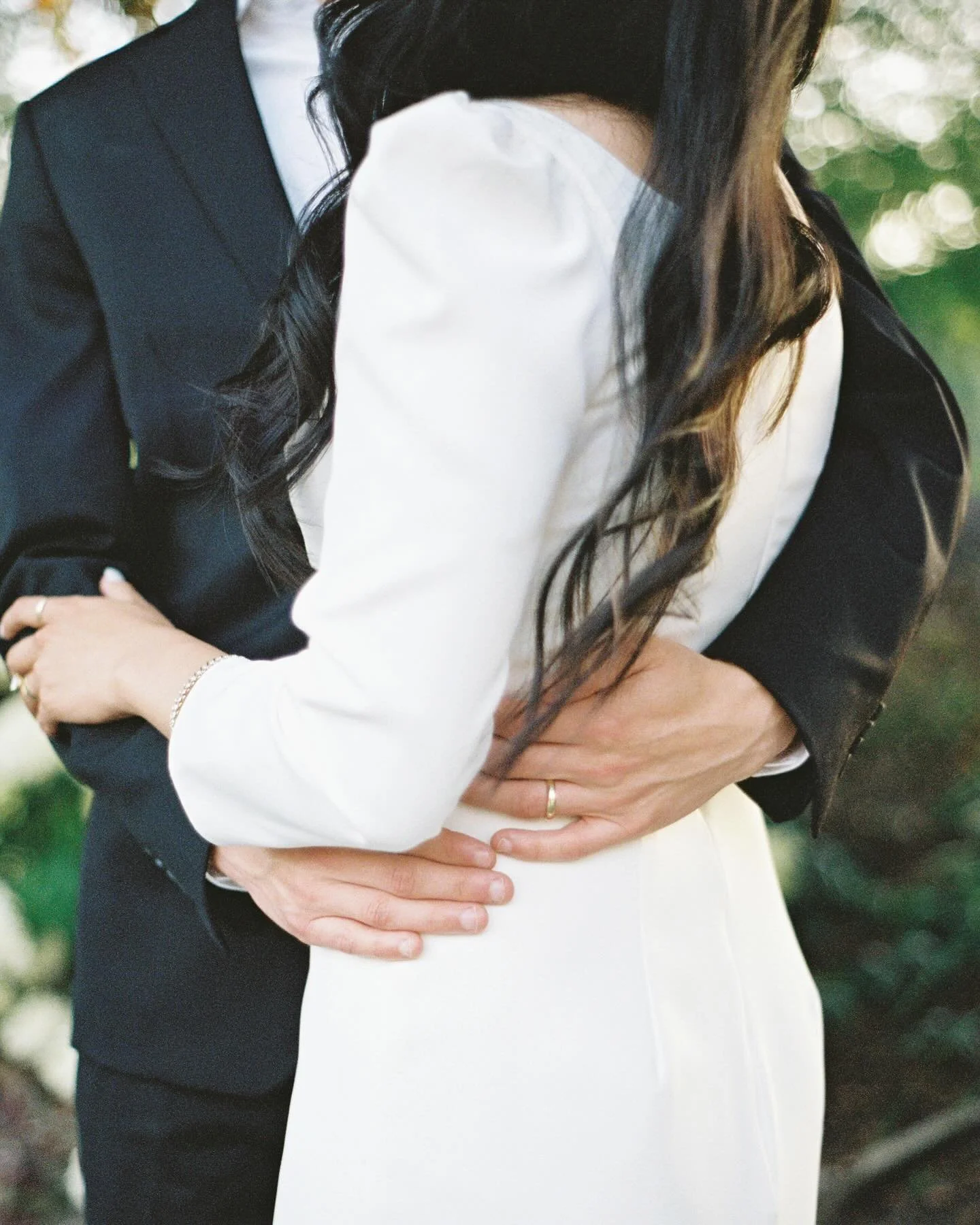 Summer weddings on film forever. 

Every camera of mine has its own inherent magic, and these analog exposures from this gorgeous wedding from 2023 shot on my old Minolta still mesmerize me in their own ethereal way.

shot for @marissabellephotograph