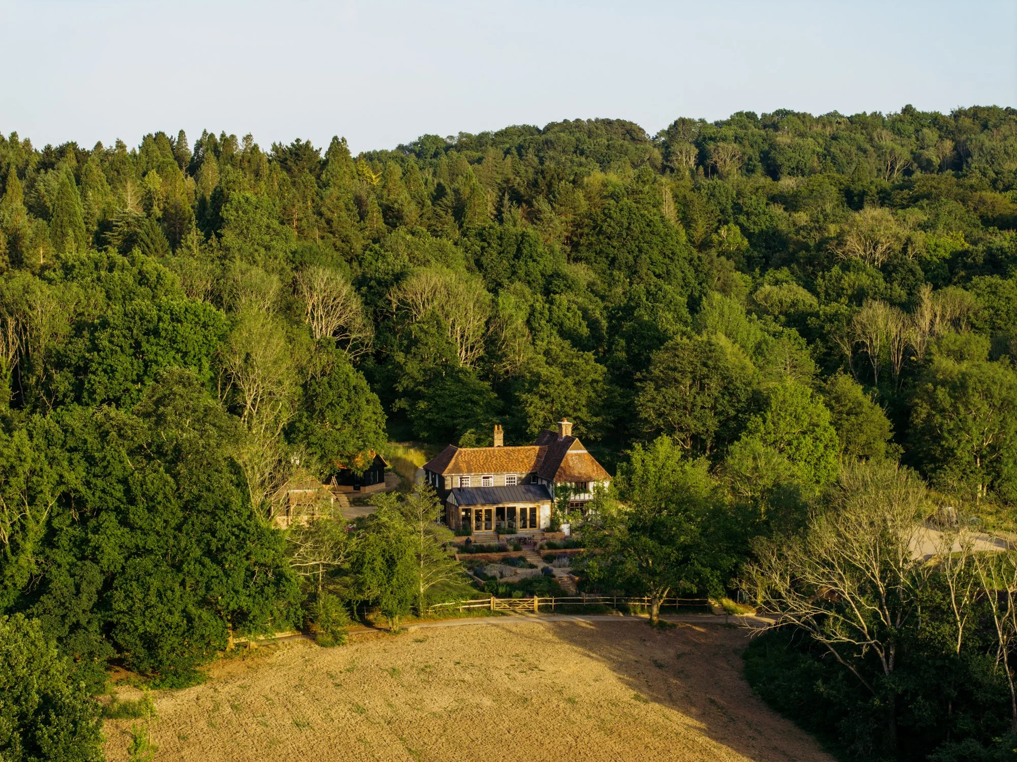 WILLSCOTT-WILLIAMDEAKINS-HIGHWEALDCOUNTRYHOME-1.jpg