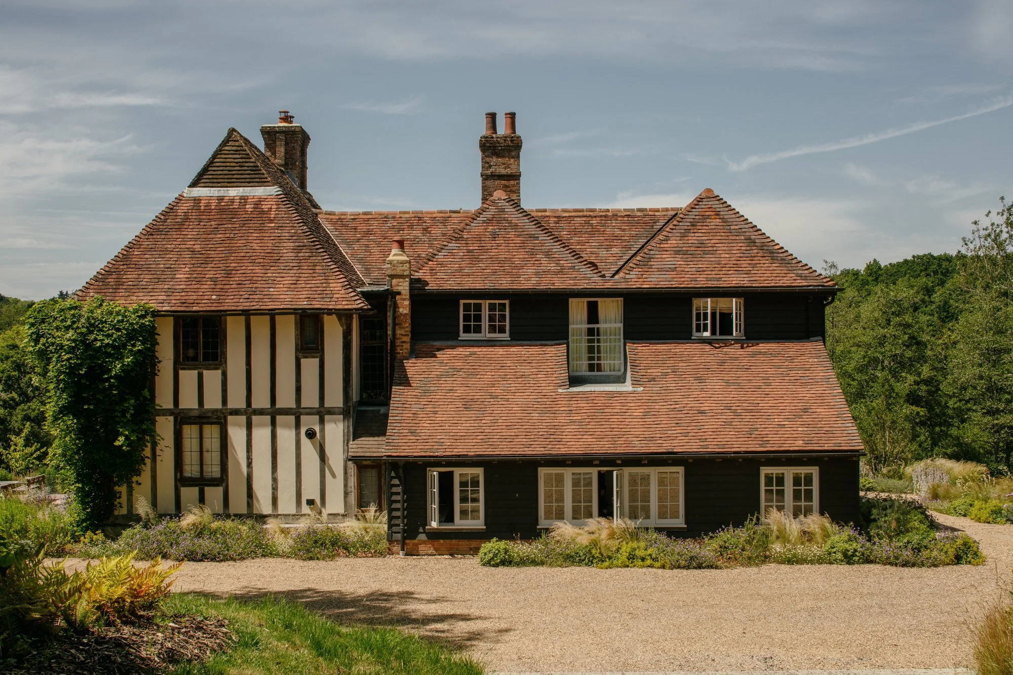 WILLSCOTT-WILLIAMDEAKINS-HIGHWEALDCOUNTRYHOME-4.jpg