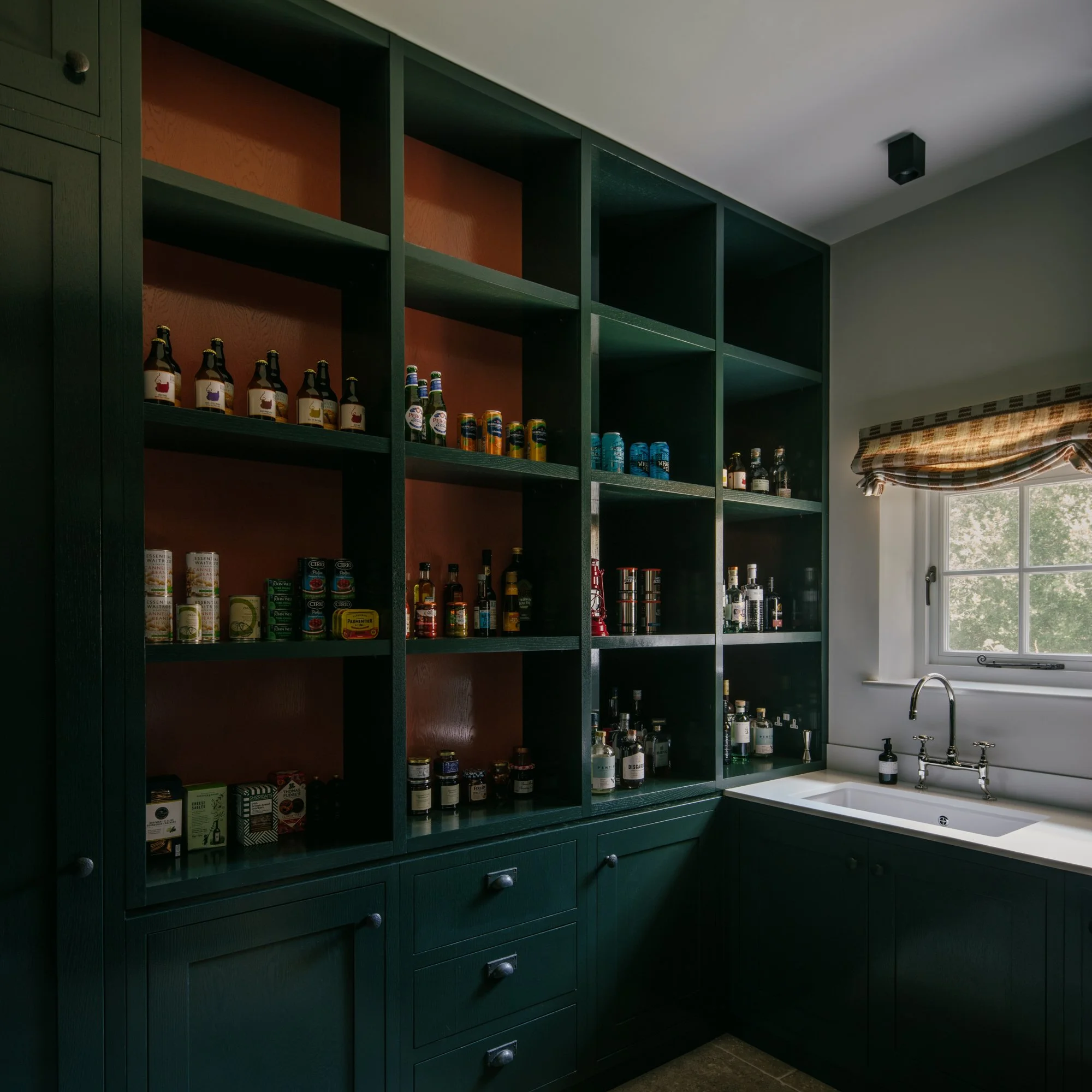 WILLSCOTT-WILLIAMDEAKINS-HIGHWEALDCOUNTRYHOME-06.jpg