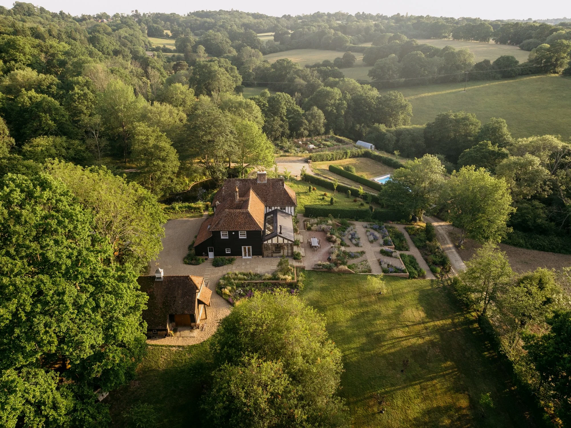 WILLSCOTT-WILLIAMDEAKINS-HIGHWEALDCOUNTRYHOME-9.jpg