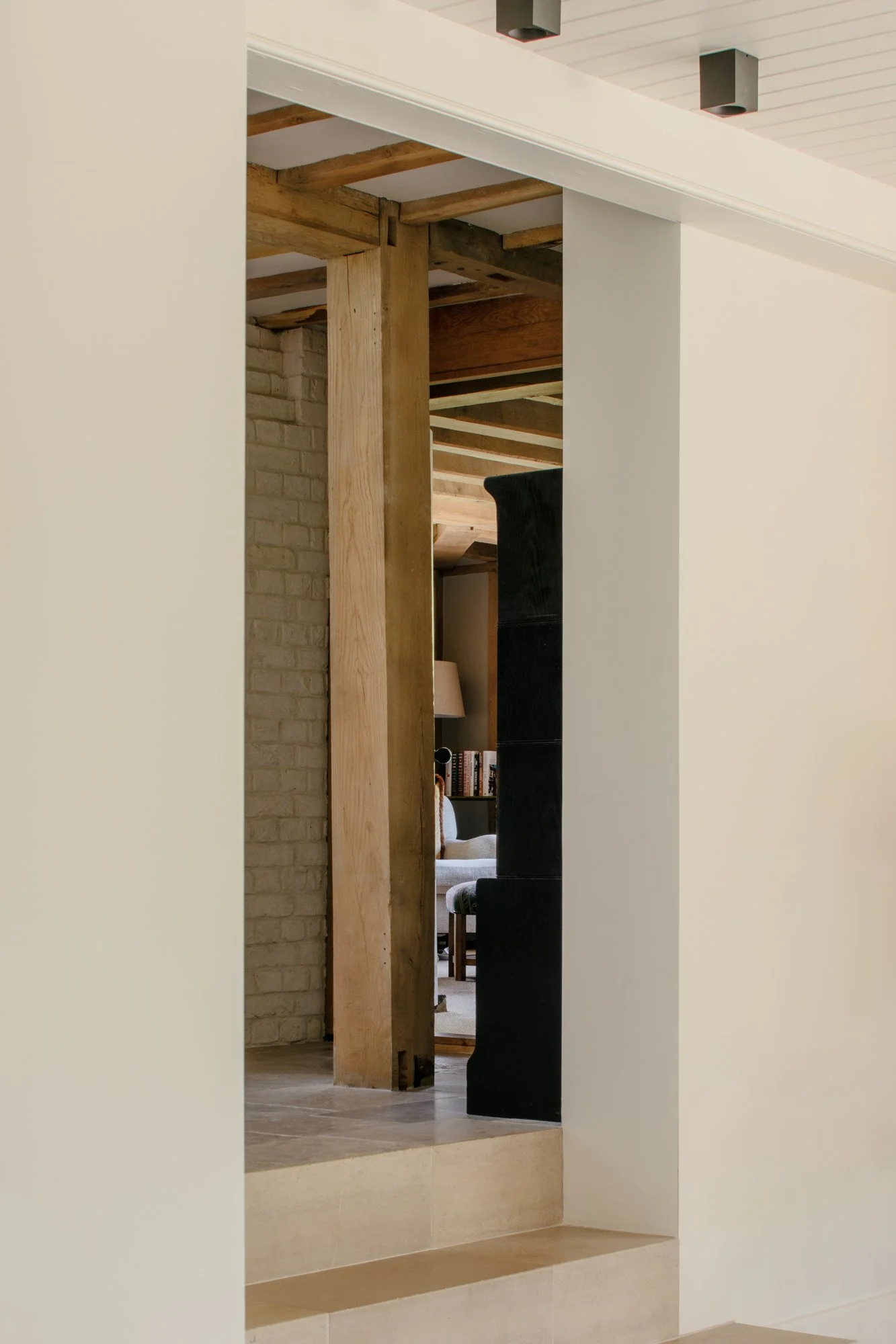 WILLSCOTT-WILLIAMDEAKINS-HIGHWEALDCOUNTRYHOME-02.jpg