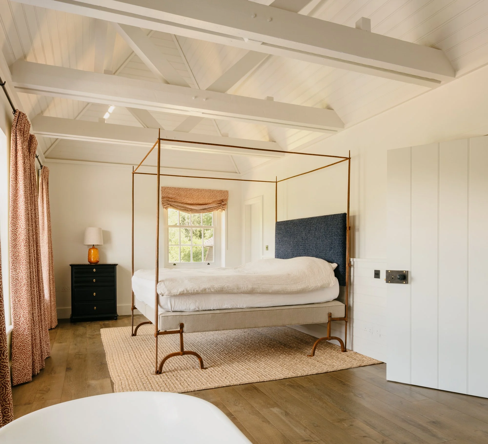 WILLSCOTT-WILLIAMDEAKINS-HIGHWEALDCOUNTRYHOME-09.jpg