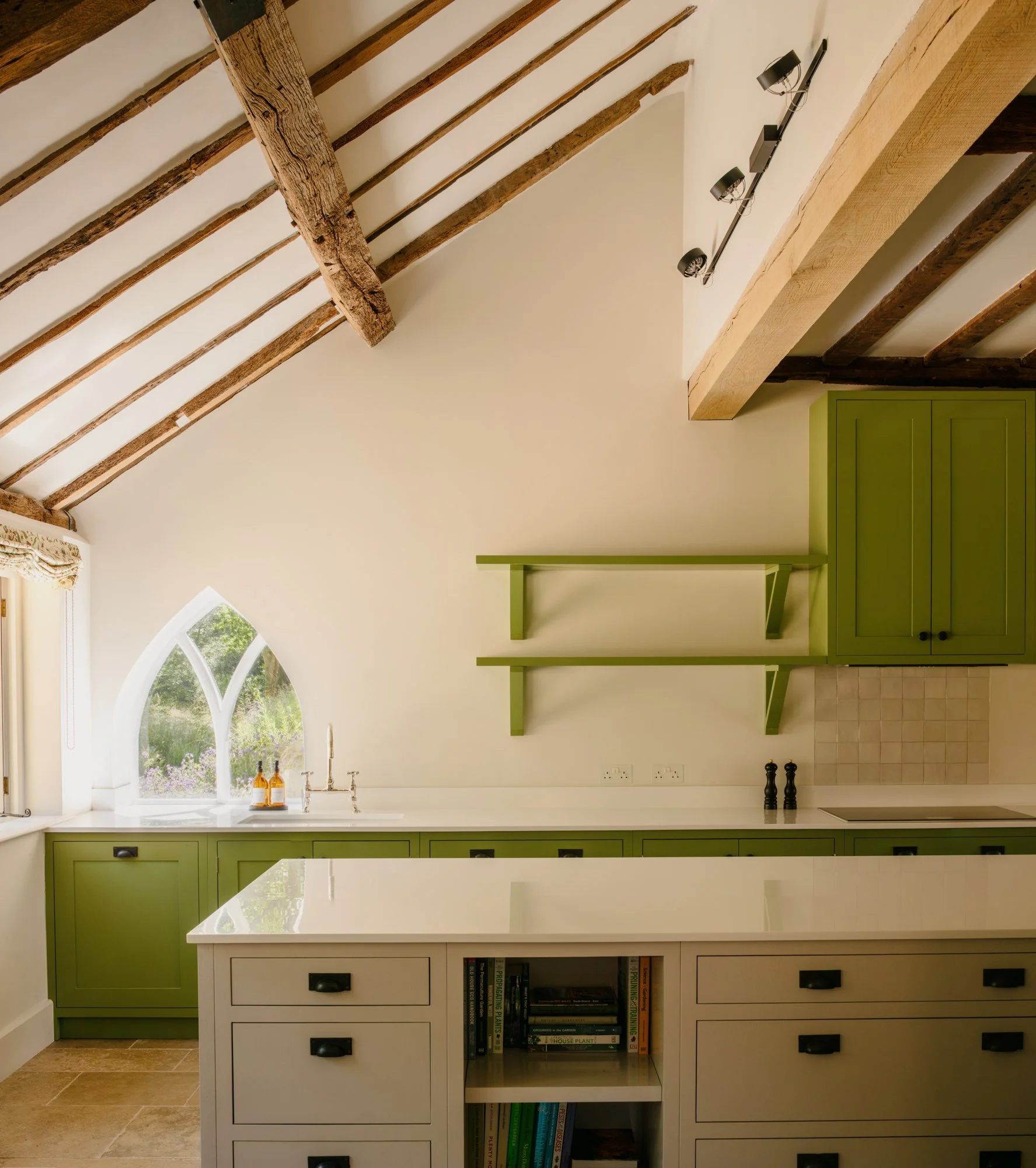 WILLSCOTT-WILLIAMDEAKINS-HIGHWEALDCOUNTRYHOME-03.jpg