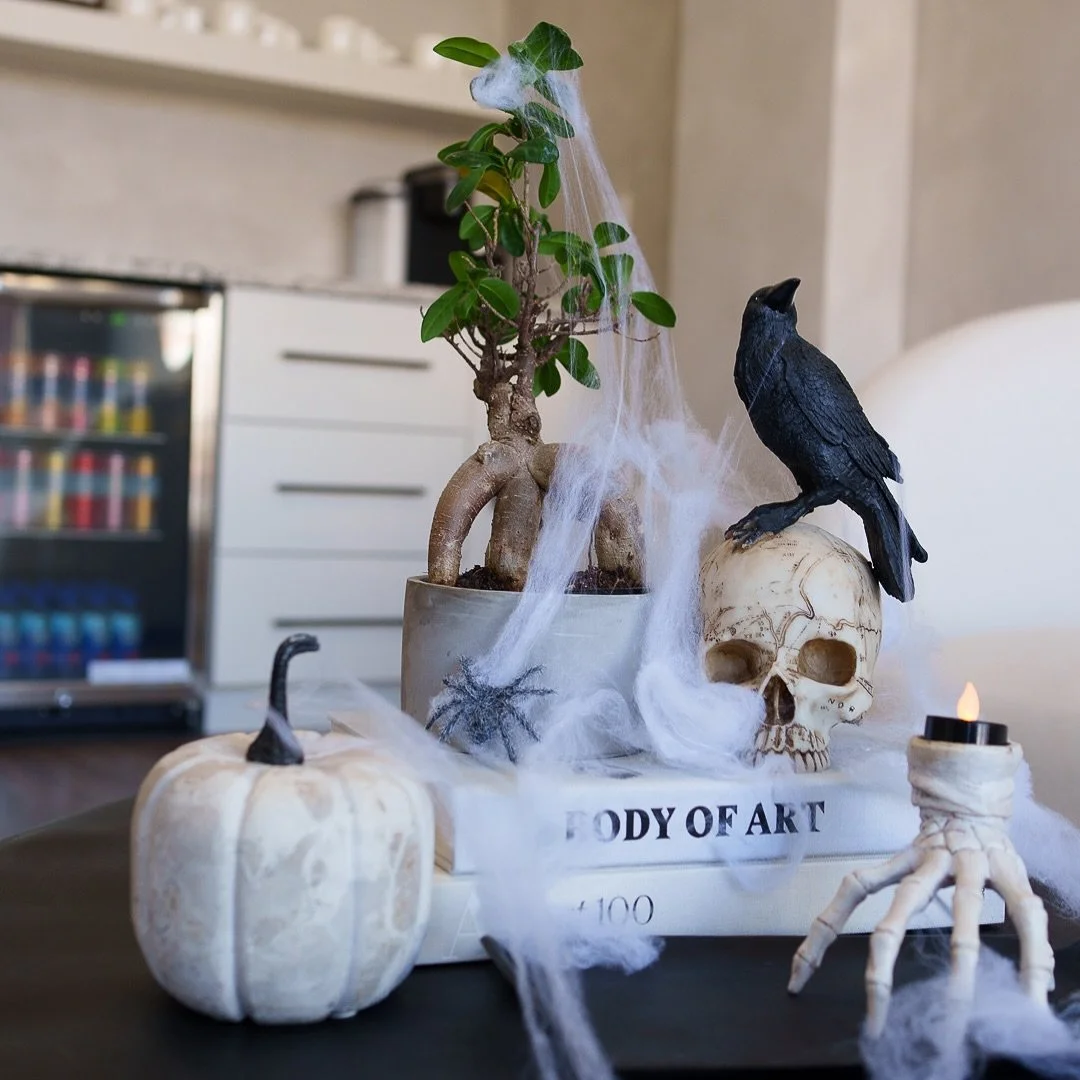 π¦ Halloween is creeping up fast — make sure your fangs are whiter than ever! β¨
Whether you’re dressing up or keeping it low-key, nothing completes your look like a glowing grin.
π² Book now and treat yourself (no tricks π) to a bright