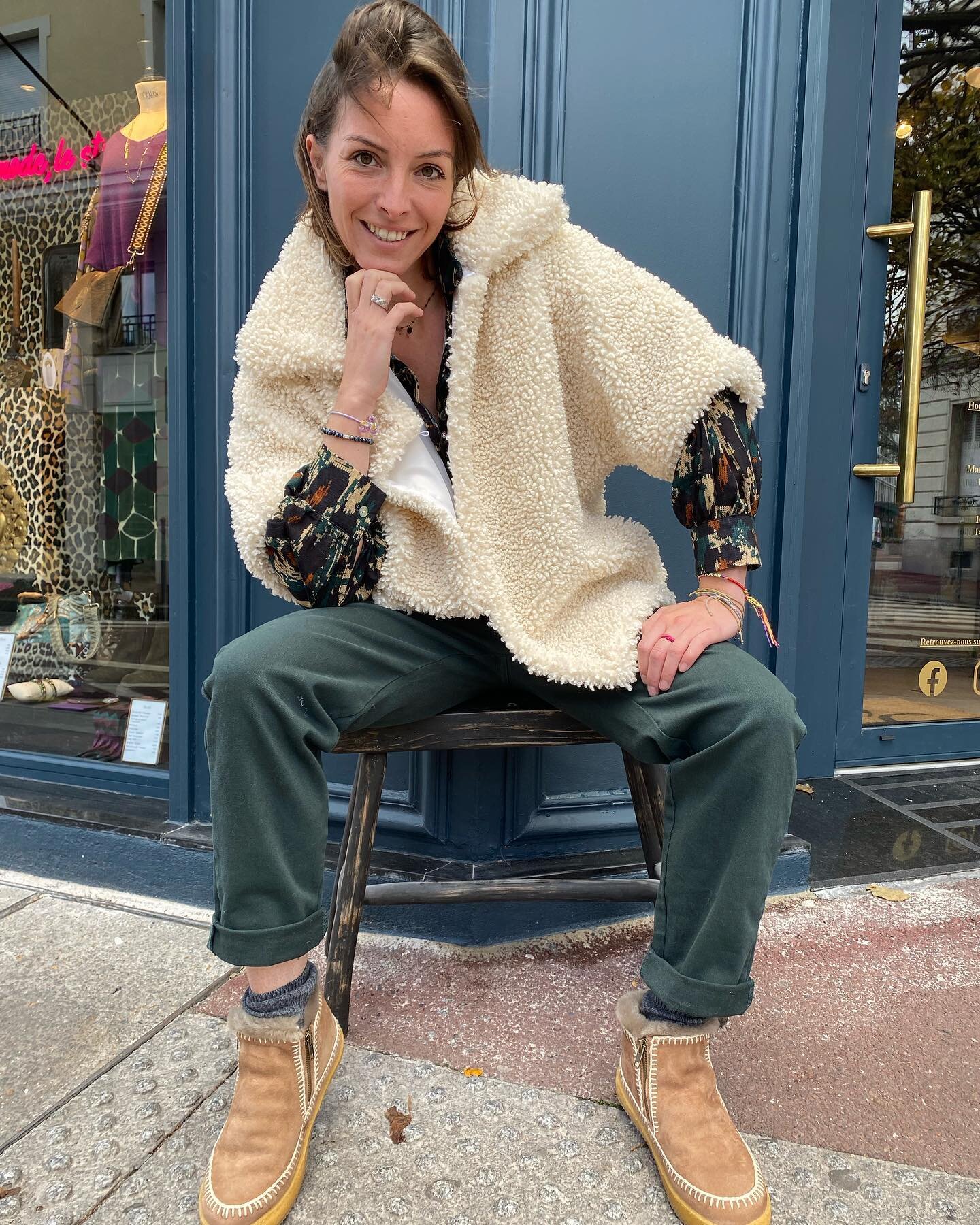 Un look 100% @johanna_paris_ parfait pour le week-end qui arrive☺️
Chemise 75&euro;, veste 109&euro;, pantalon 59&euro; et nos boots @laidbacklondon 195&euro;.
#oodt#newstyle#fashionstyle#mood#weekend#confort#nofilter#boots#nouvellemarque#pretaporter