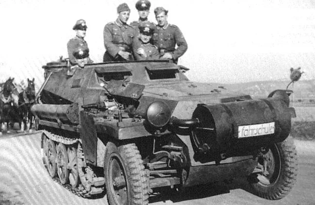 Fahrschulepanzerwagen-halftrack-sdkfz-250[1].jpg
