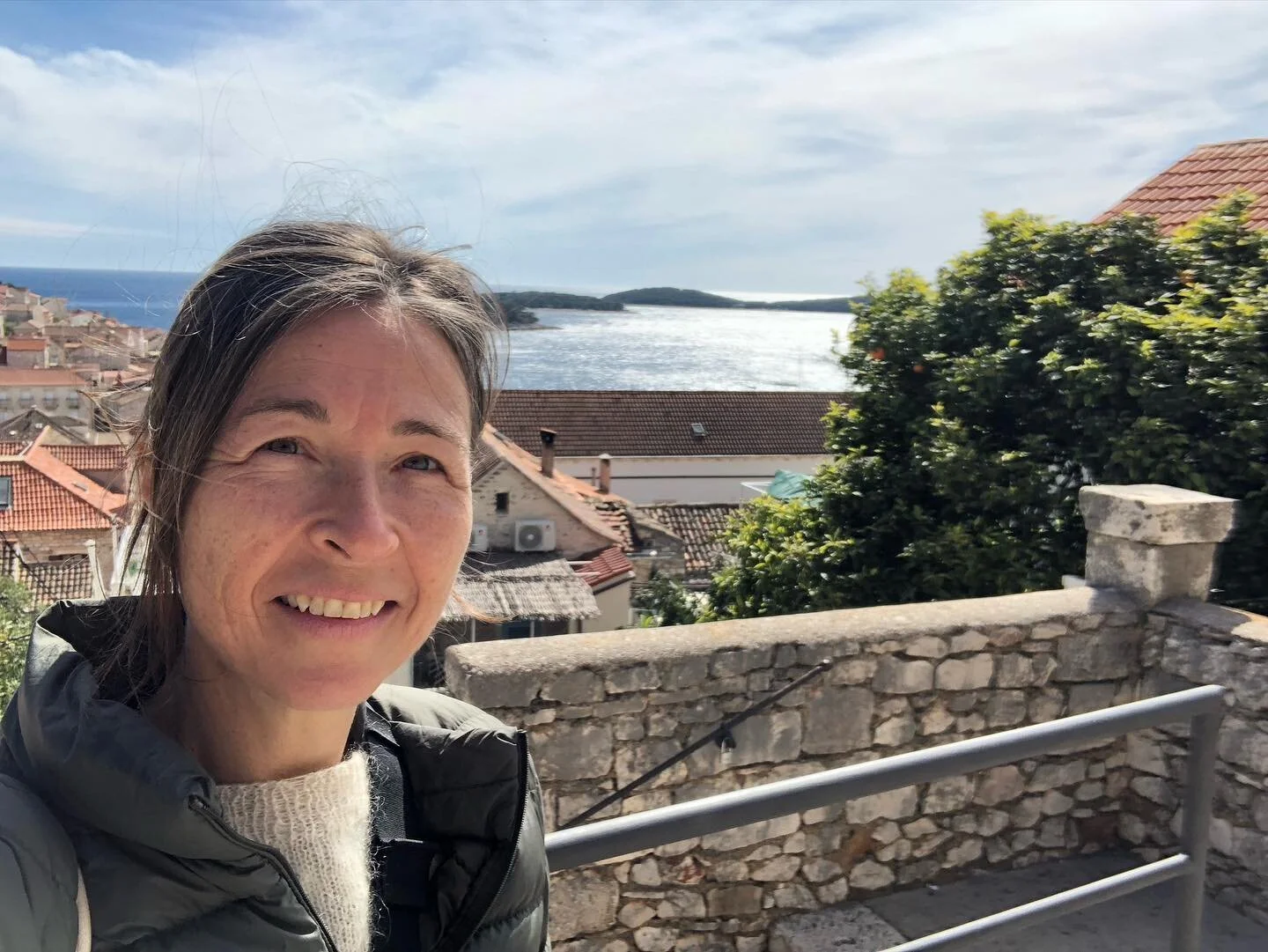 Der er noget s&aelig;rligt ved at &ldquo;leve sig ind i NU&rsquo;et&rdquo;, s&aring;dan rigtigt at give slip,  l&aelig;ne sig ind og v&aelig;re lige der...

Lige nu sidder jeg p&aring; en lille &oslash; i det Kroatiske &oslash;hav - skuer ud over det