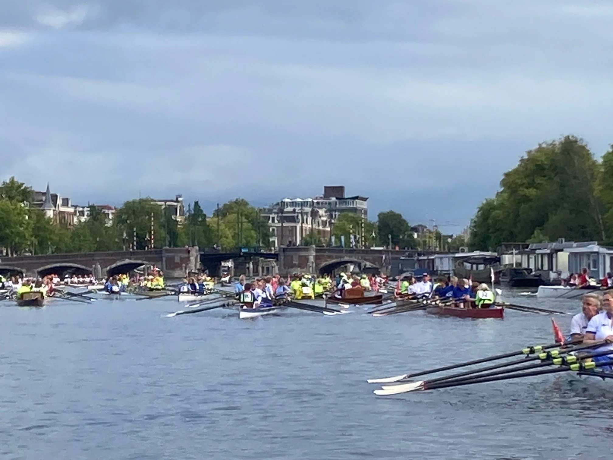 Een donkere schaduw over het roeierssaluut tijdens SAIL
