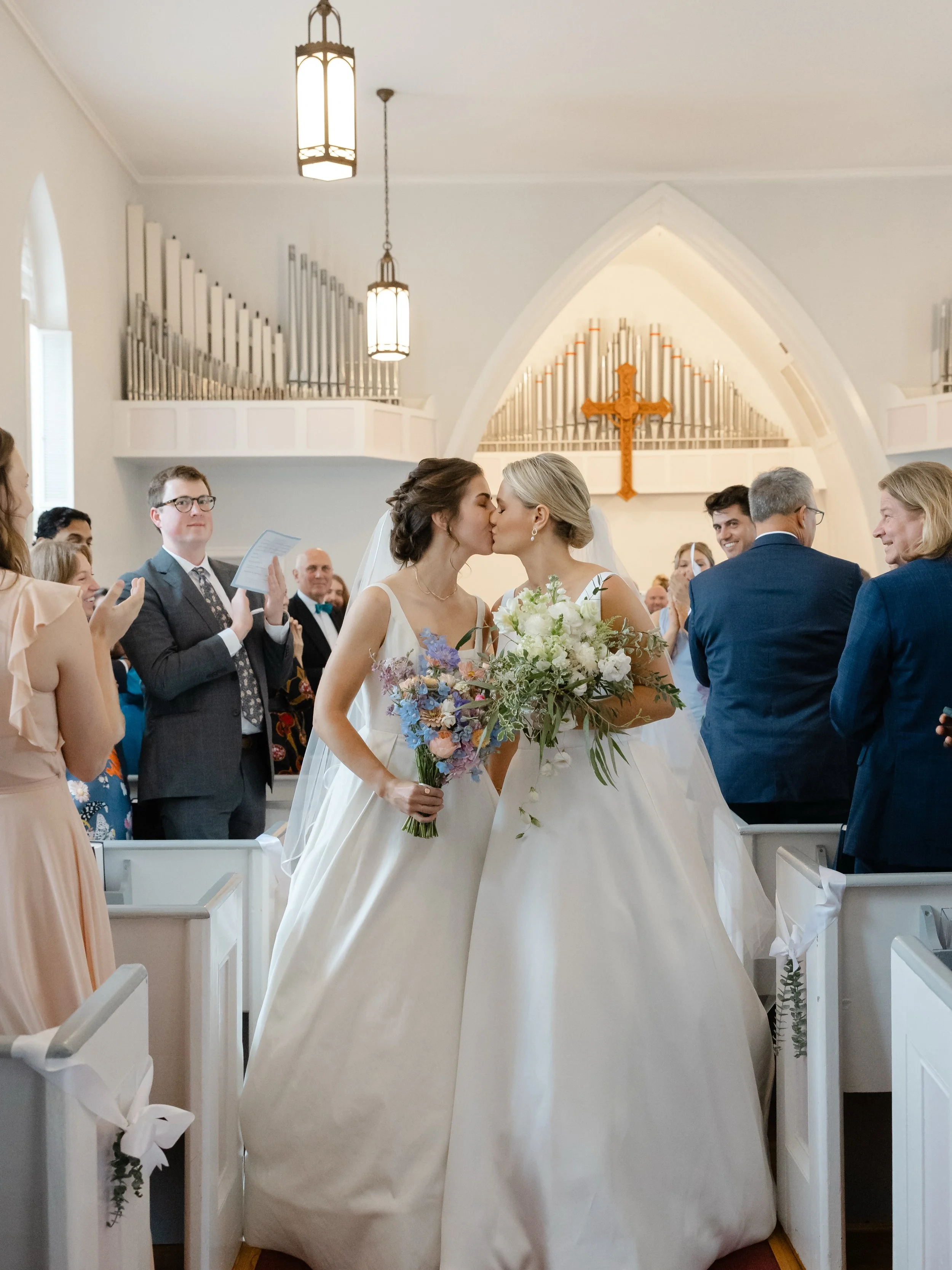 To file under dream clients 🥰 

They wanted local and seasonal, with my twist and aesthetic, working with what was blooming that week. My favorite ask! 

It&rsquo;s always an honor to make two (very different) bridal bouquets for one very special da