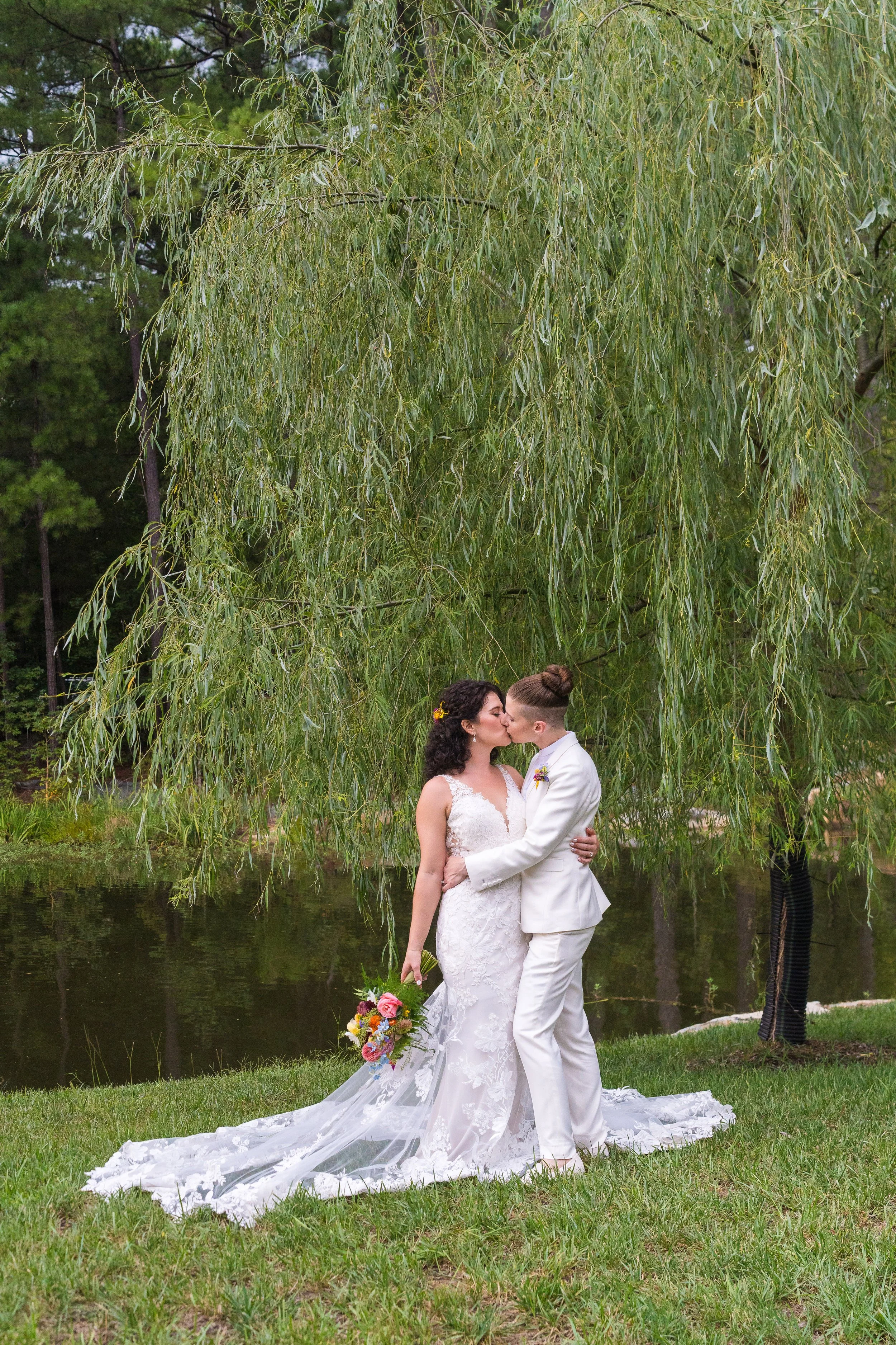 AOJO Eliza Sarah kiss under weeping willow.jpg