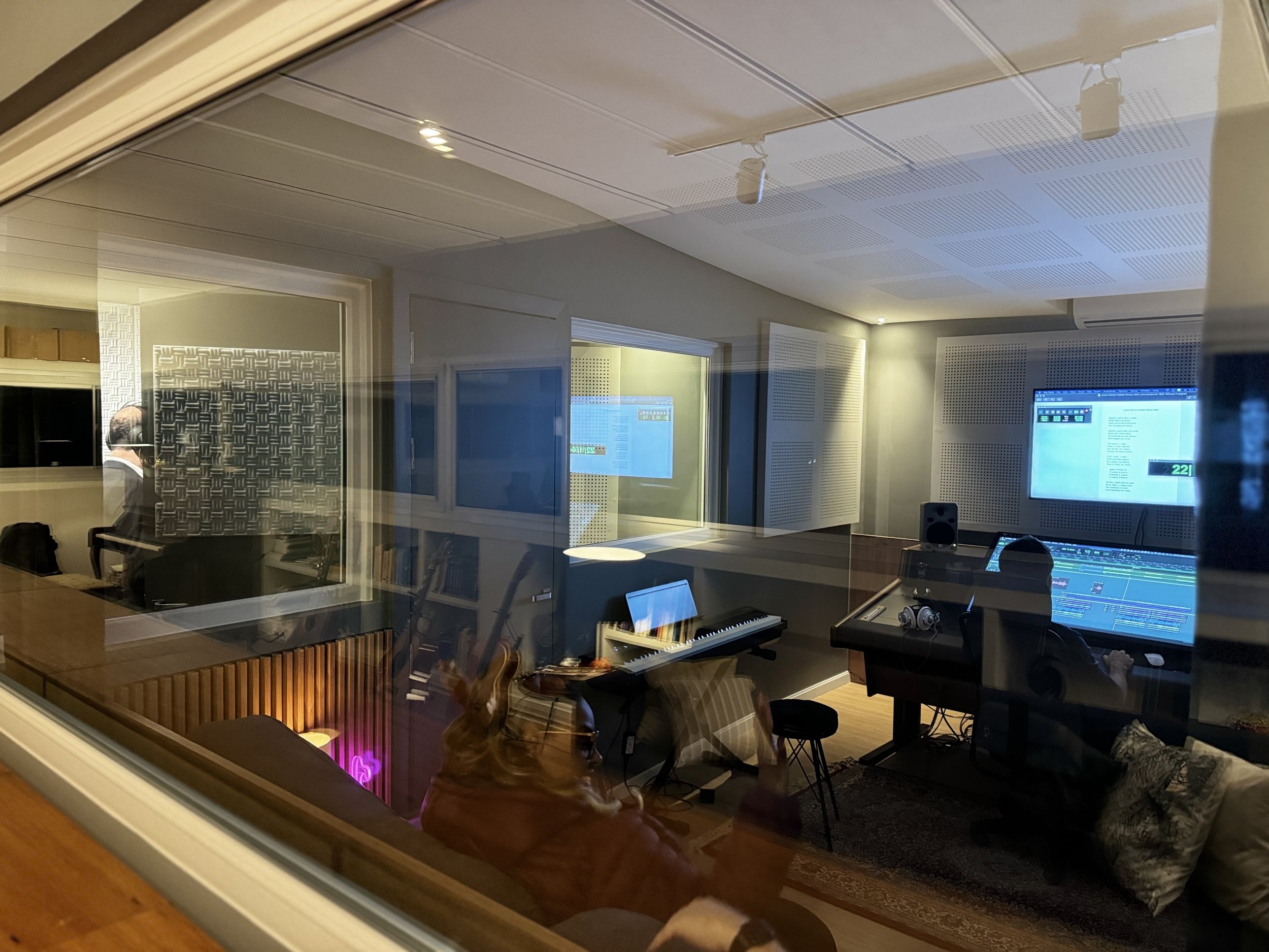 Foto do estúdio de gravação feita através da janela da sala