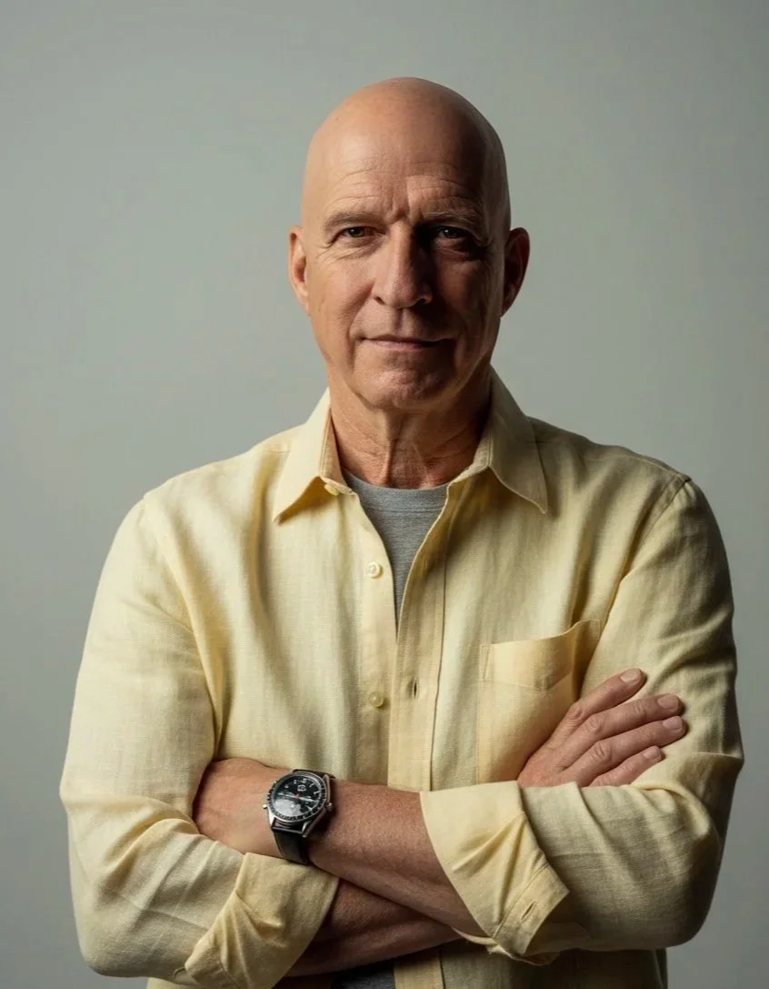 Home idoso sem cabelos vestindo camisa amarela sobre camiseta cinza