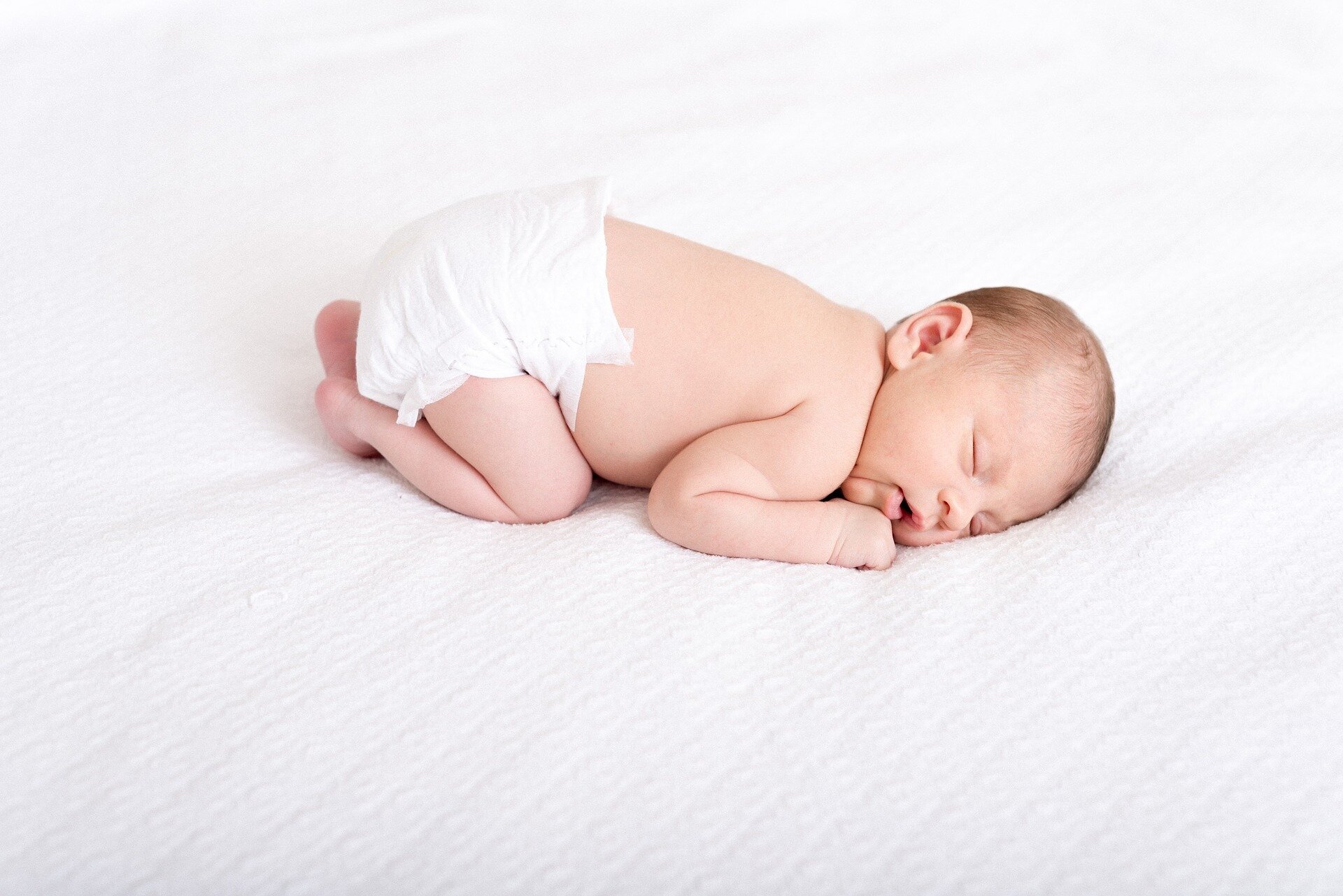 Pediatrician shows how to calm a crying baby in seconds