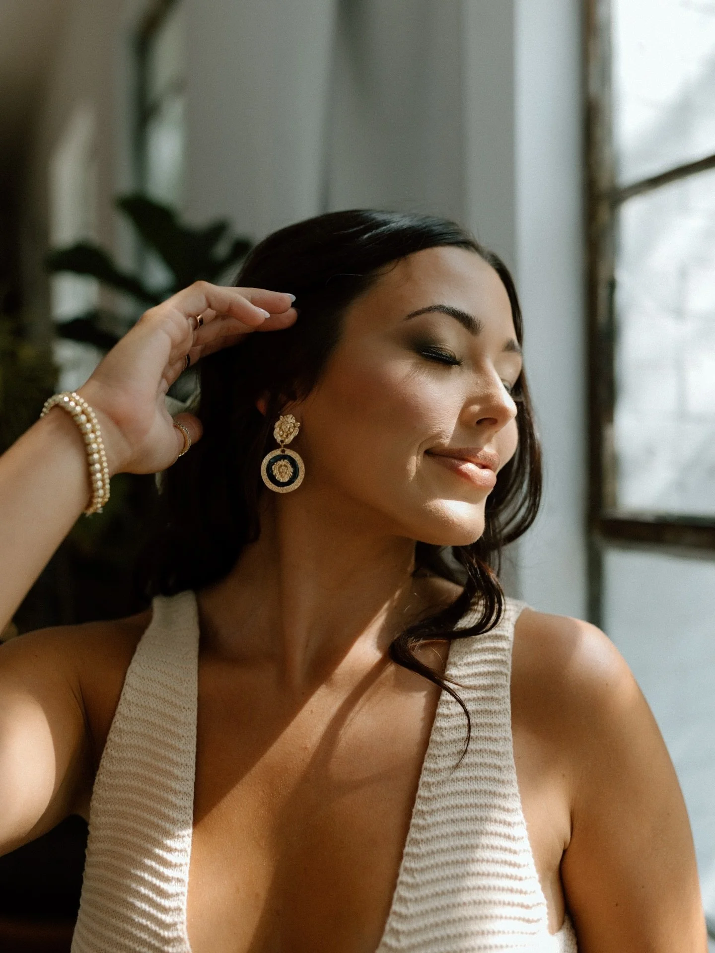 We&rsquo;re still obsessed with this style that was created a few years ago. Hair accessories like bows are still trendy and the perfect addition to a rehearsal dinner or bridal shower look 🎀😊

 #beautymarkedbabes #beautymarkedbrides #beautymarked 