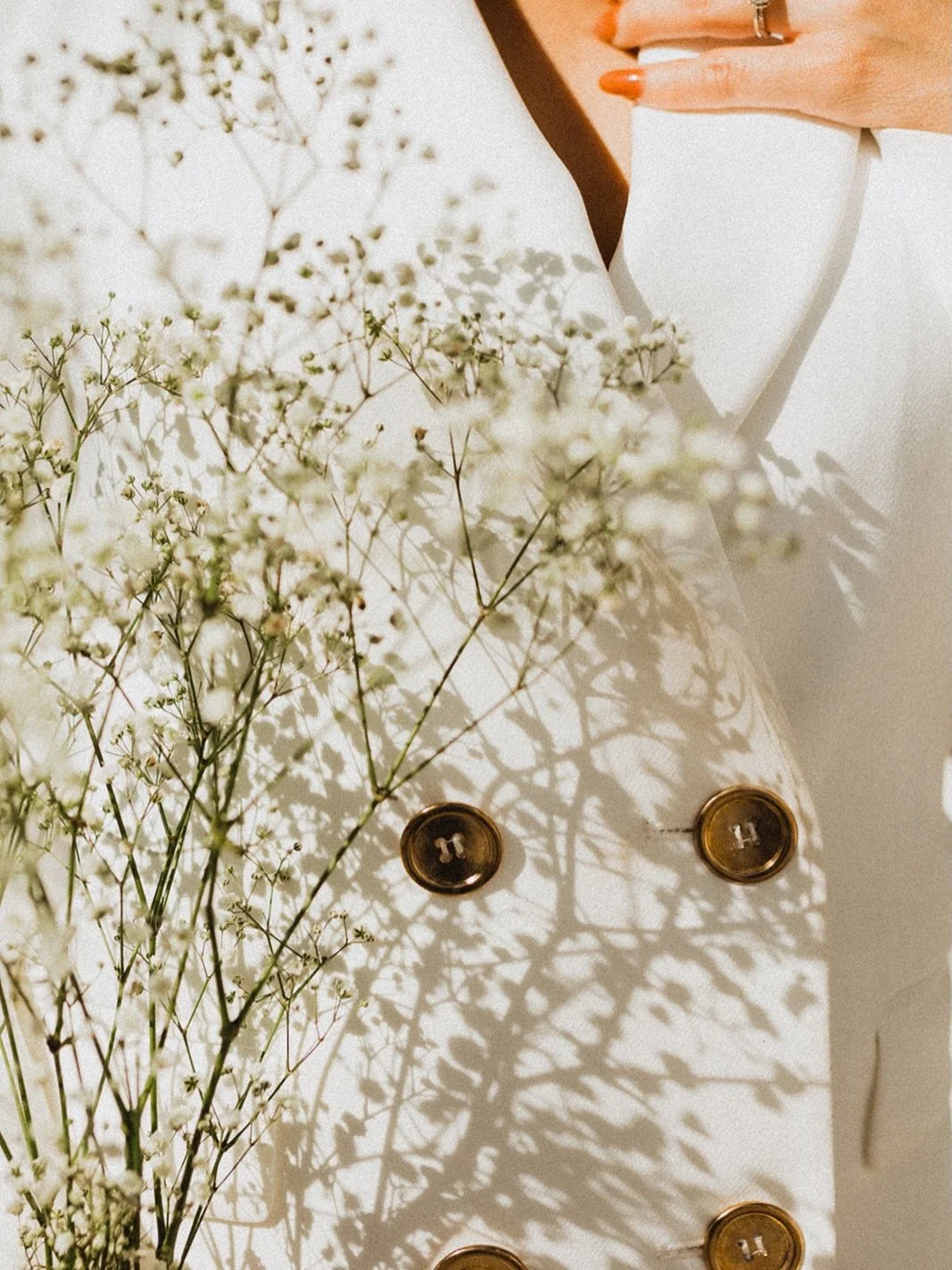 When the seasons change, so do our beauty inspirations! For this styled shoot, we wanted to capture that fresh, effortless spring vibe. 

Swipe to see the look:
✨ Flawless, luminous skin that catches the light
✨ Soft, cascading waves for that romanti